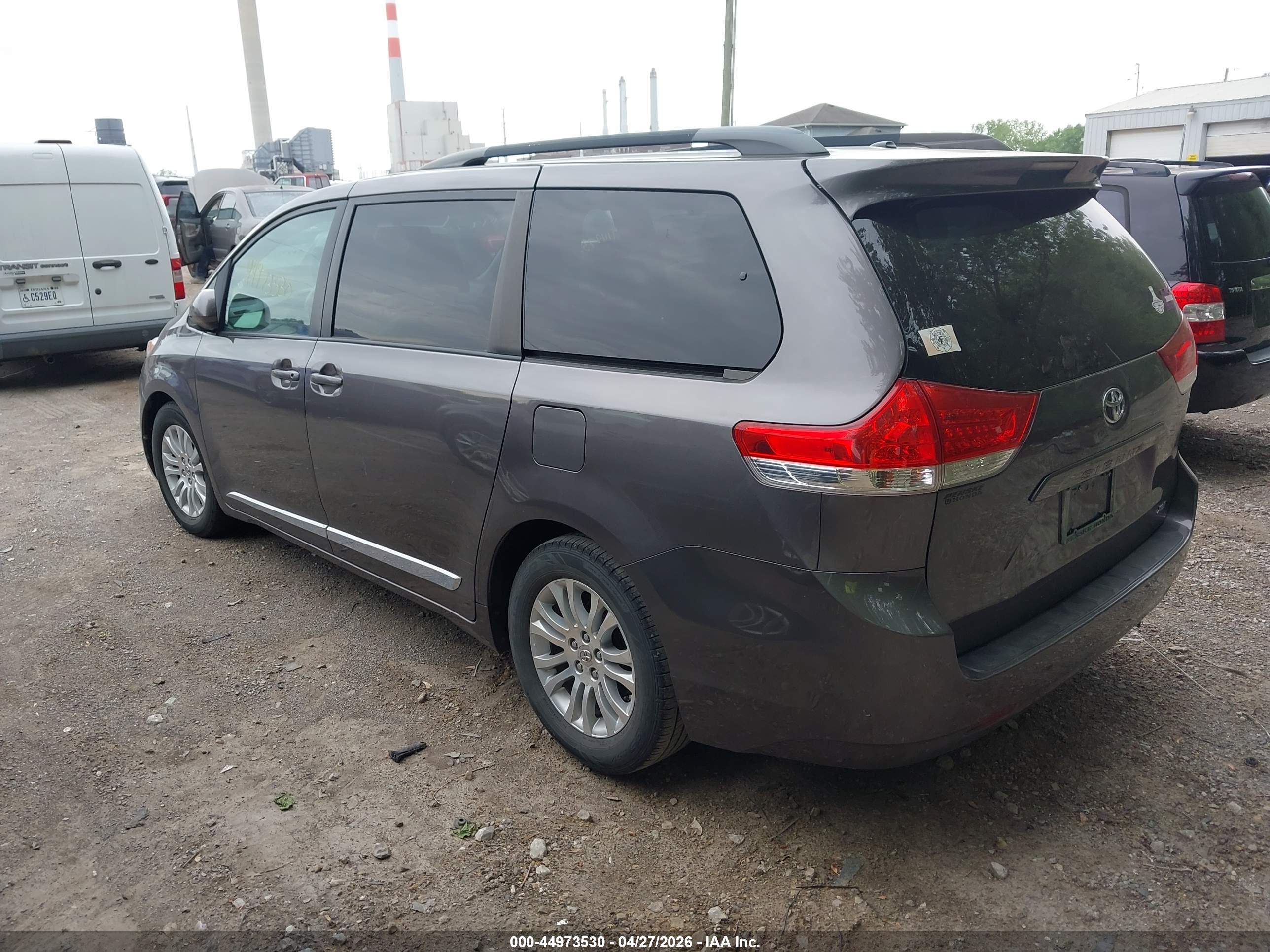 TOYOTA SIENNA image 3