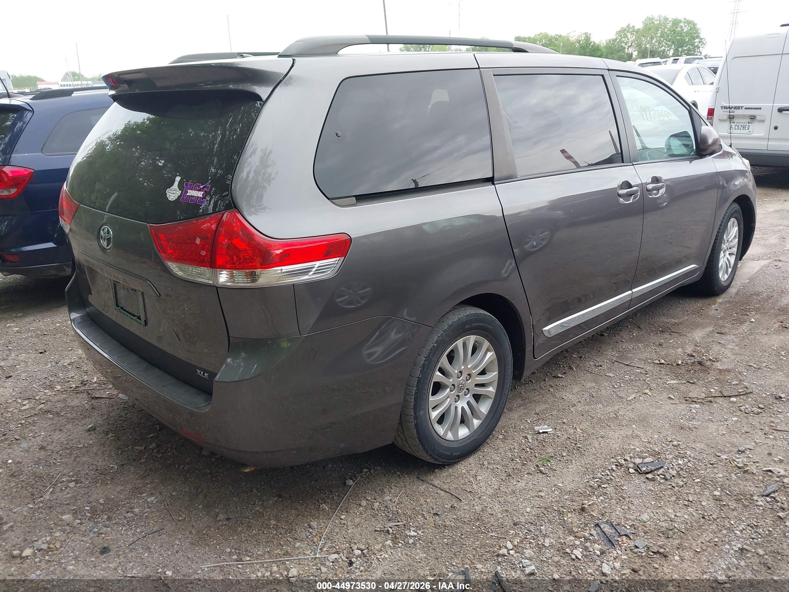 TOYOTA SIENNA image 4