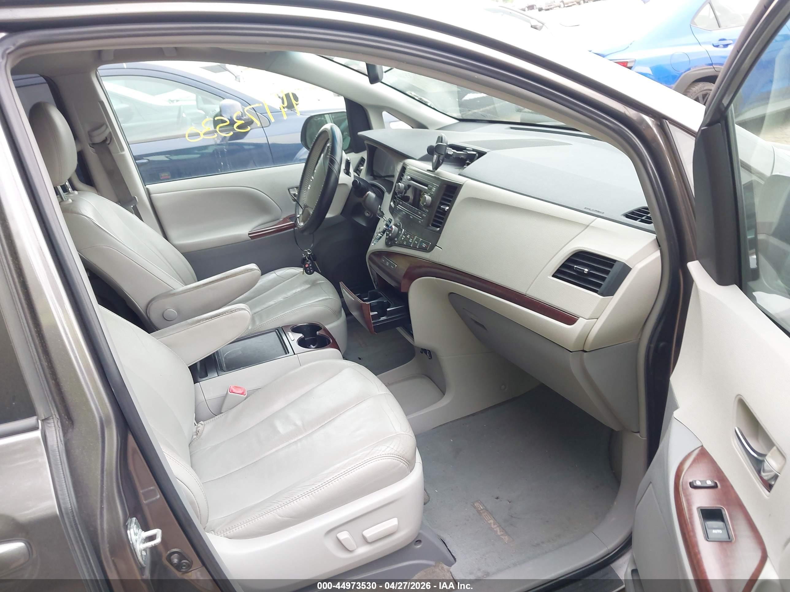 TOYOTA SIENNA image 5