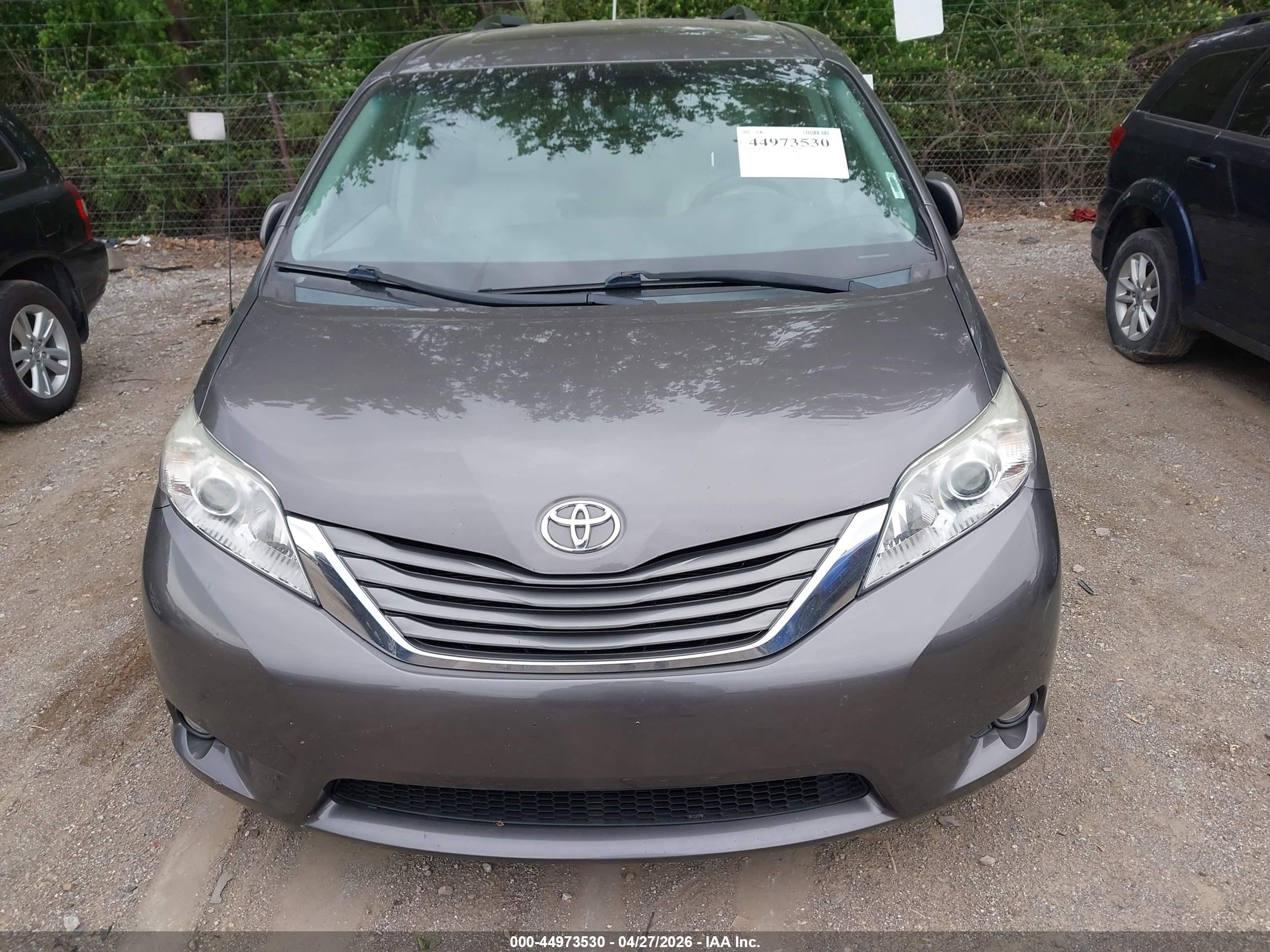 TOYOTA SIENNA image 6
