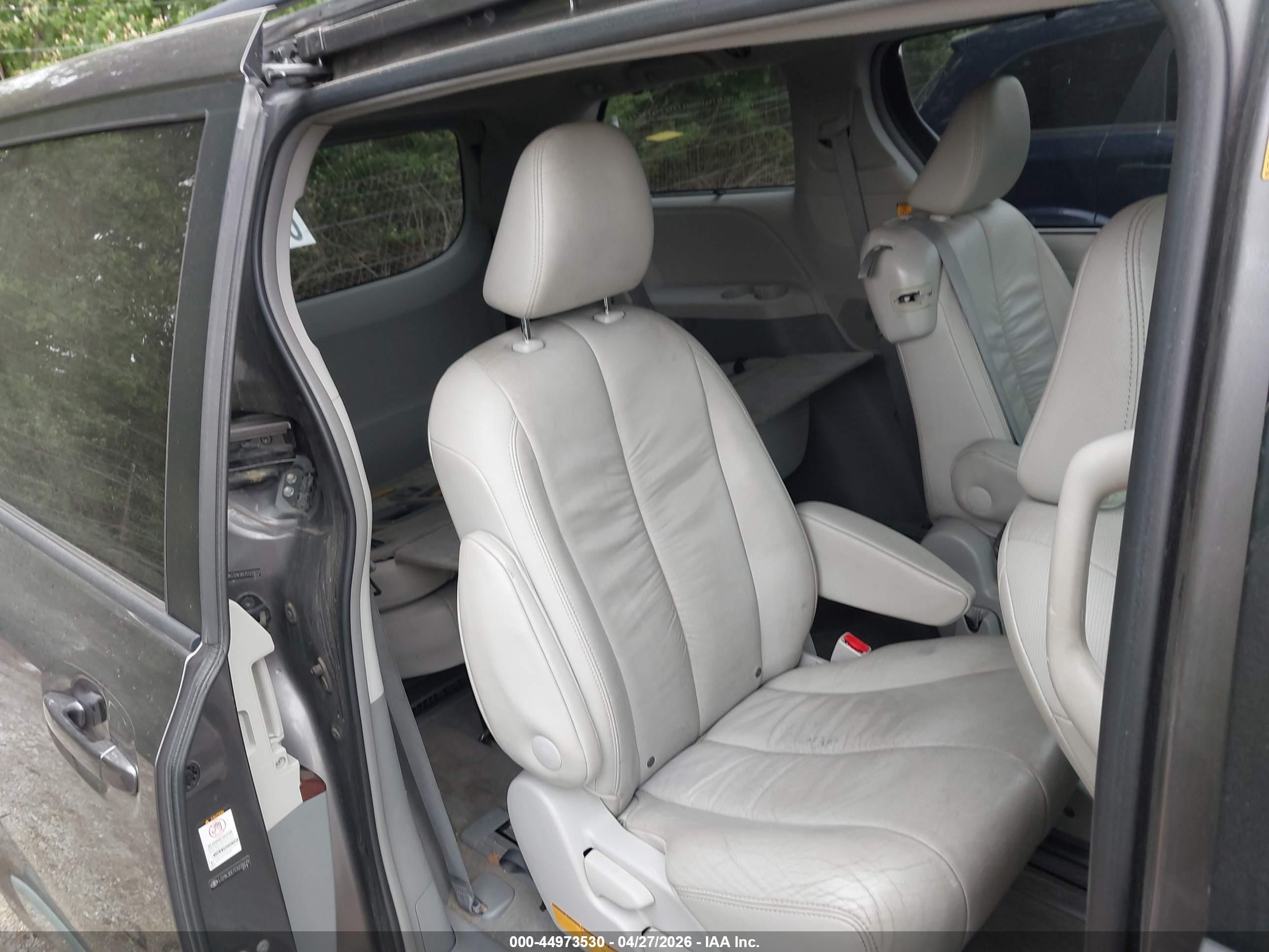 TOYOTA SIENNA image 8