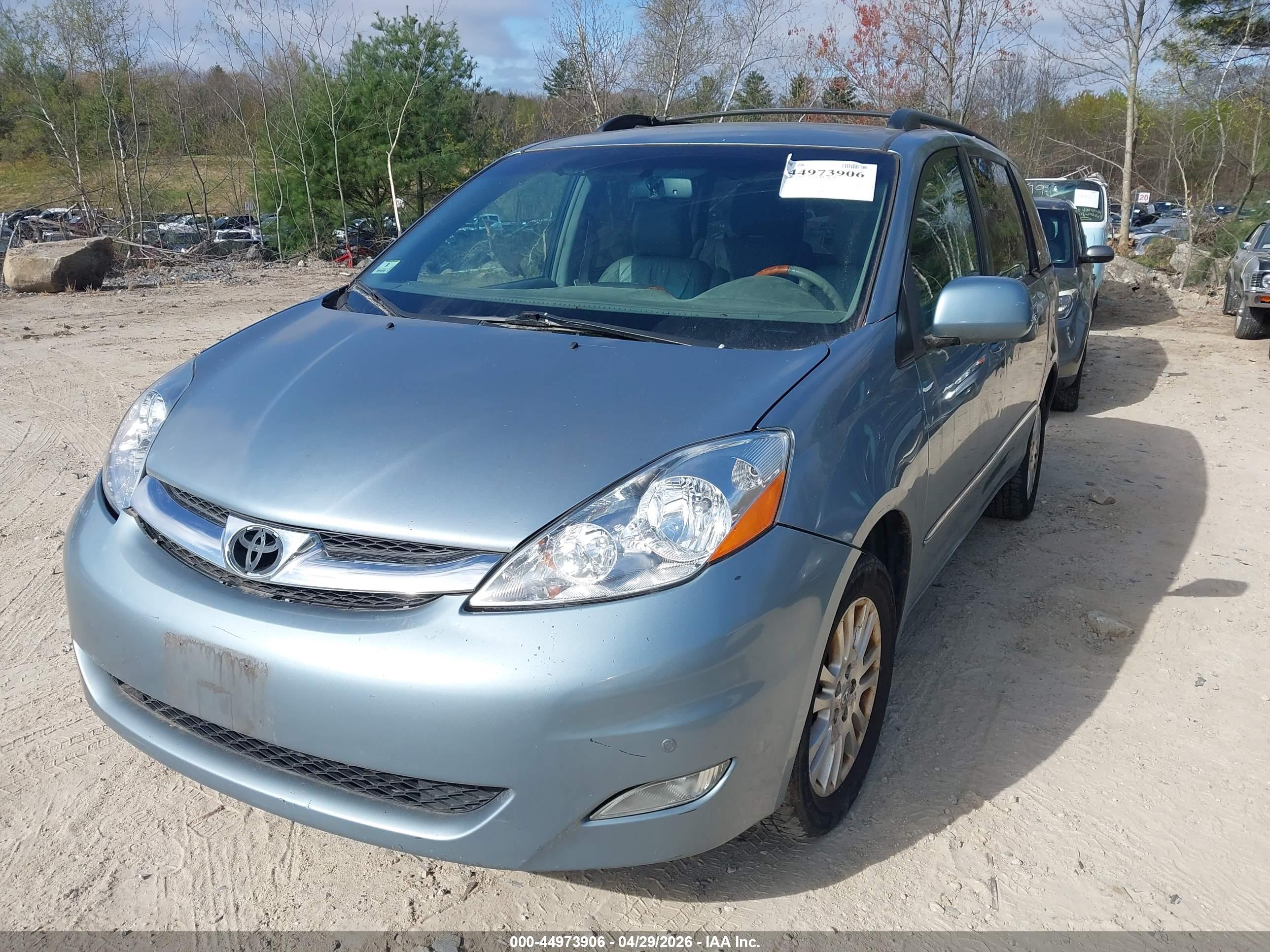 TOYOTA SIENNA image 2