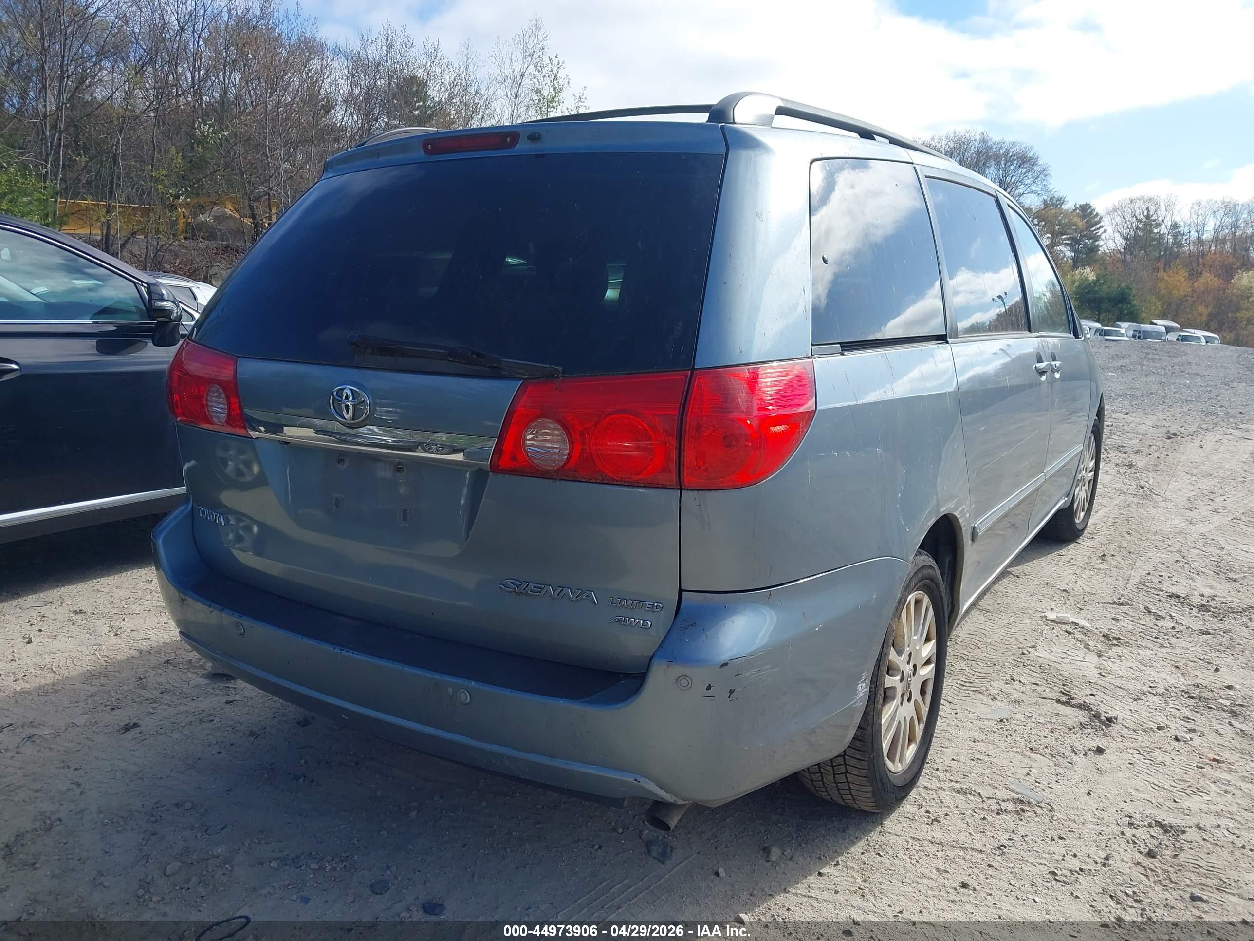 TOYOTA SIENNA image 4
