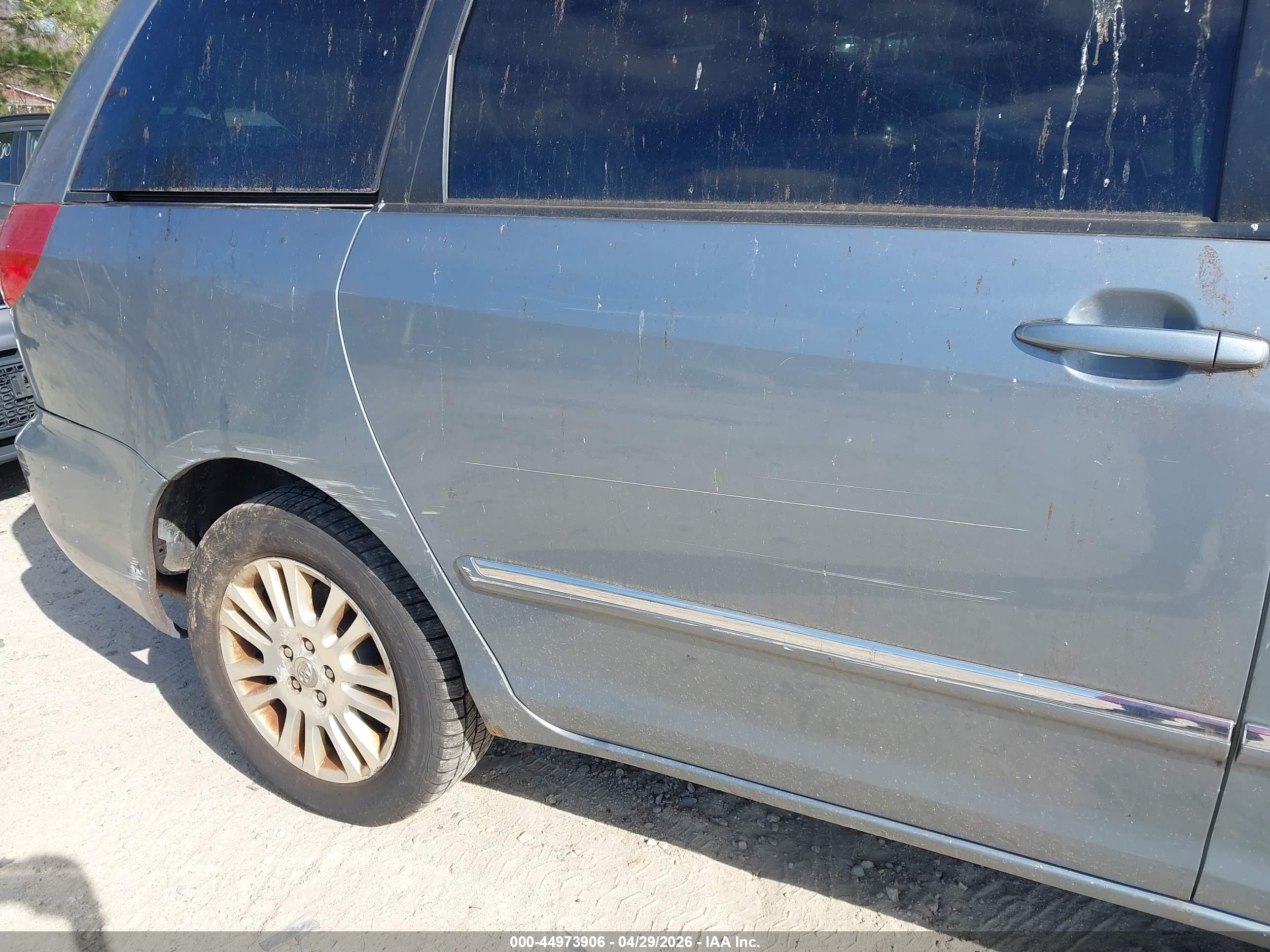 TOYOTA SIENNA image 6