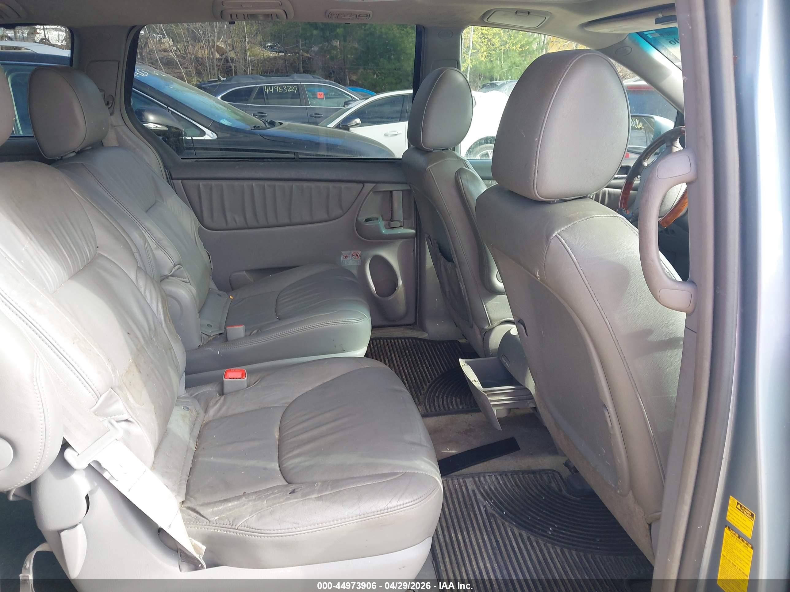 TOYOTA SIENNA image 8