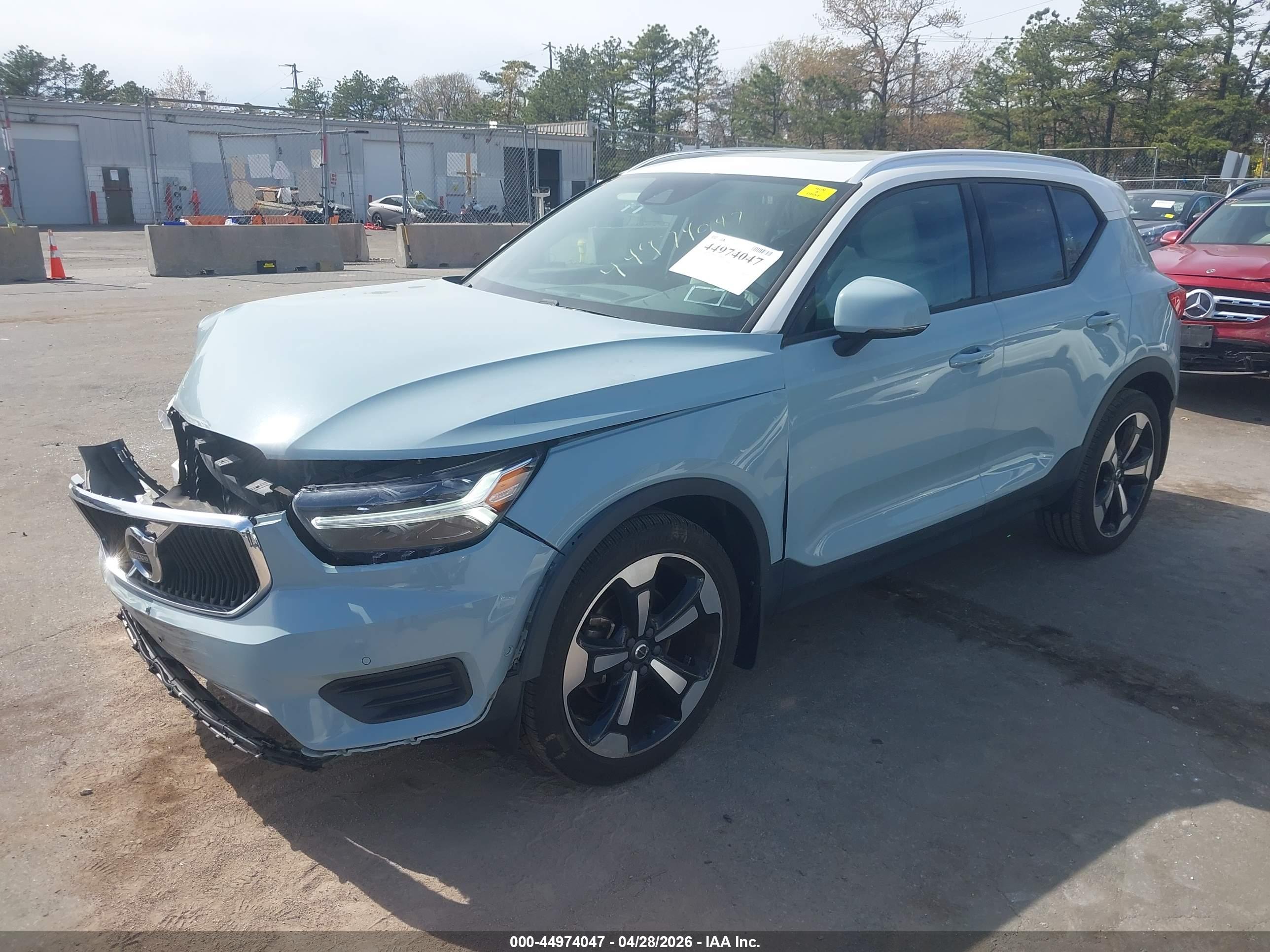 VOLVO XC40 image 2