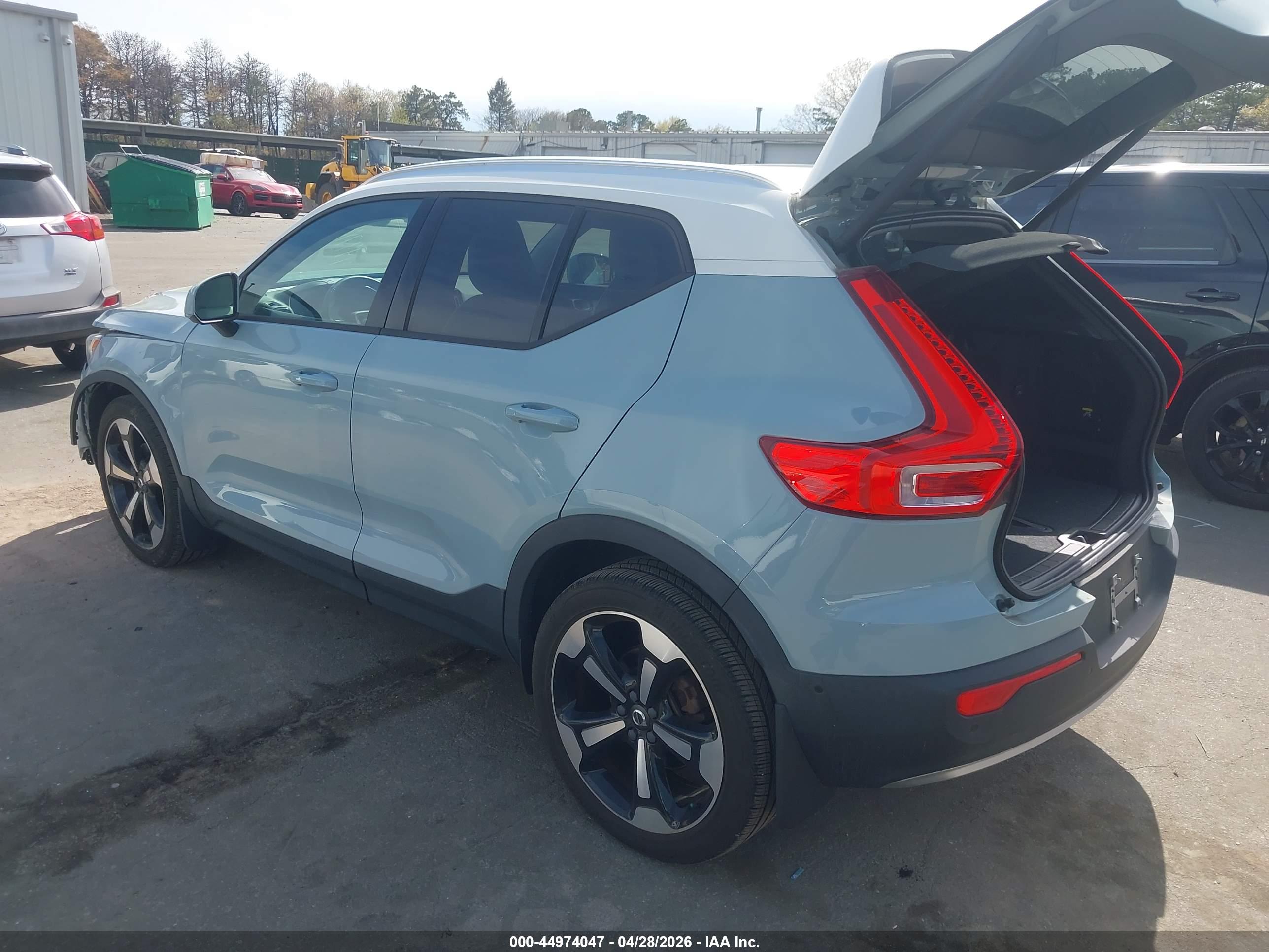 VOLVO XC40 image 3