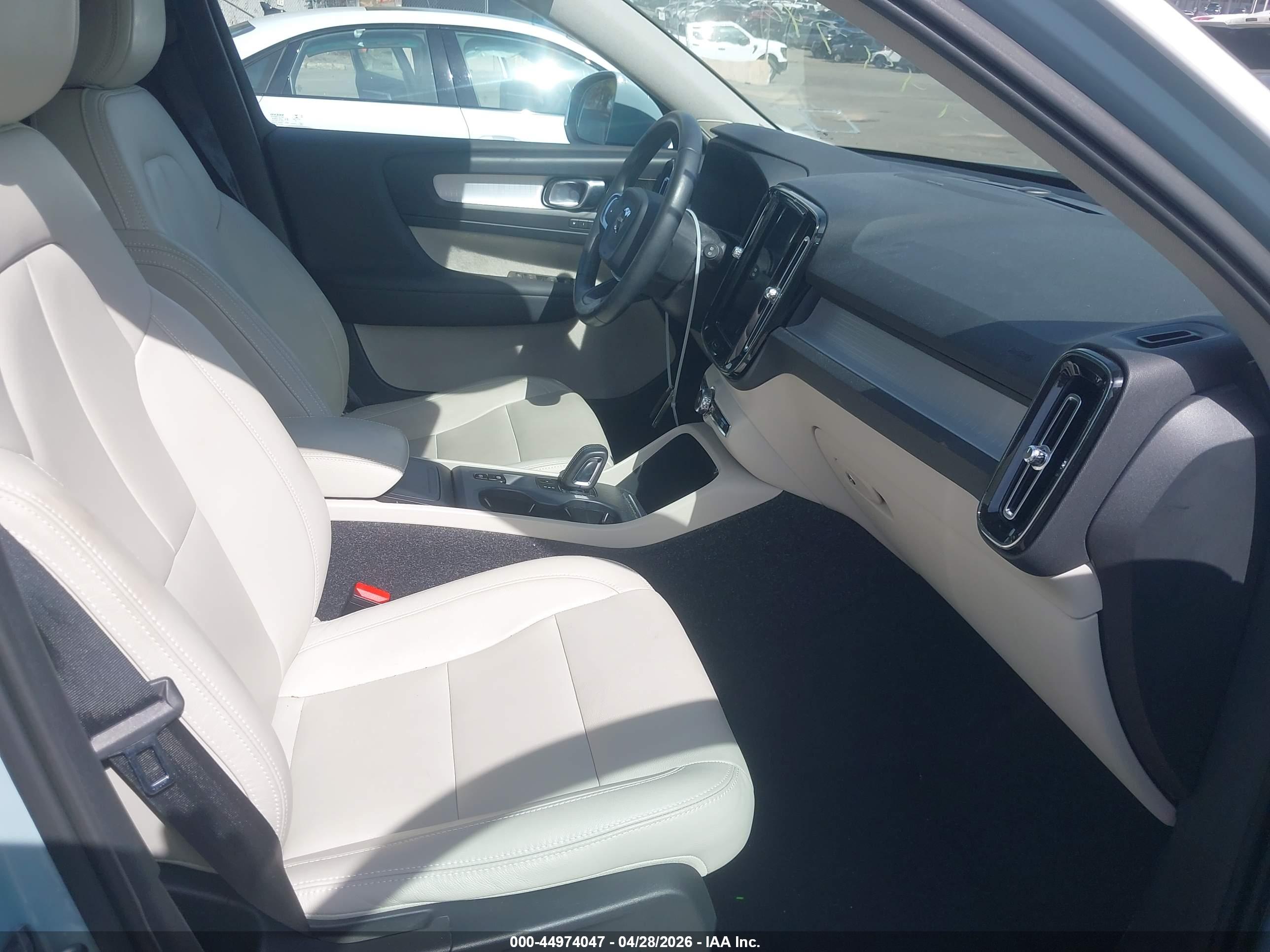 VOLVO XC40 image 5