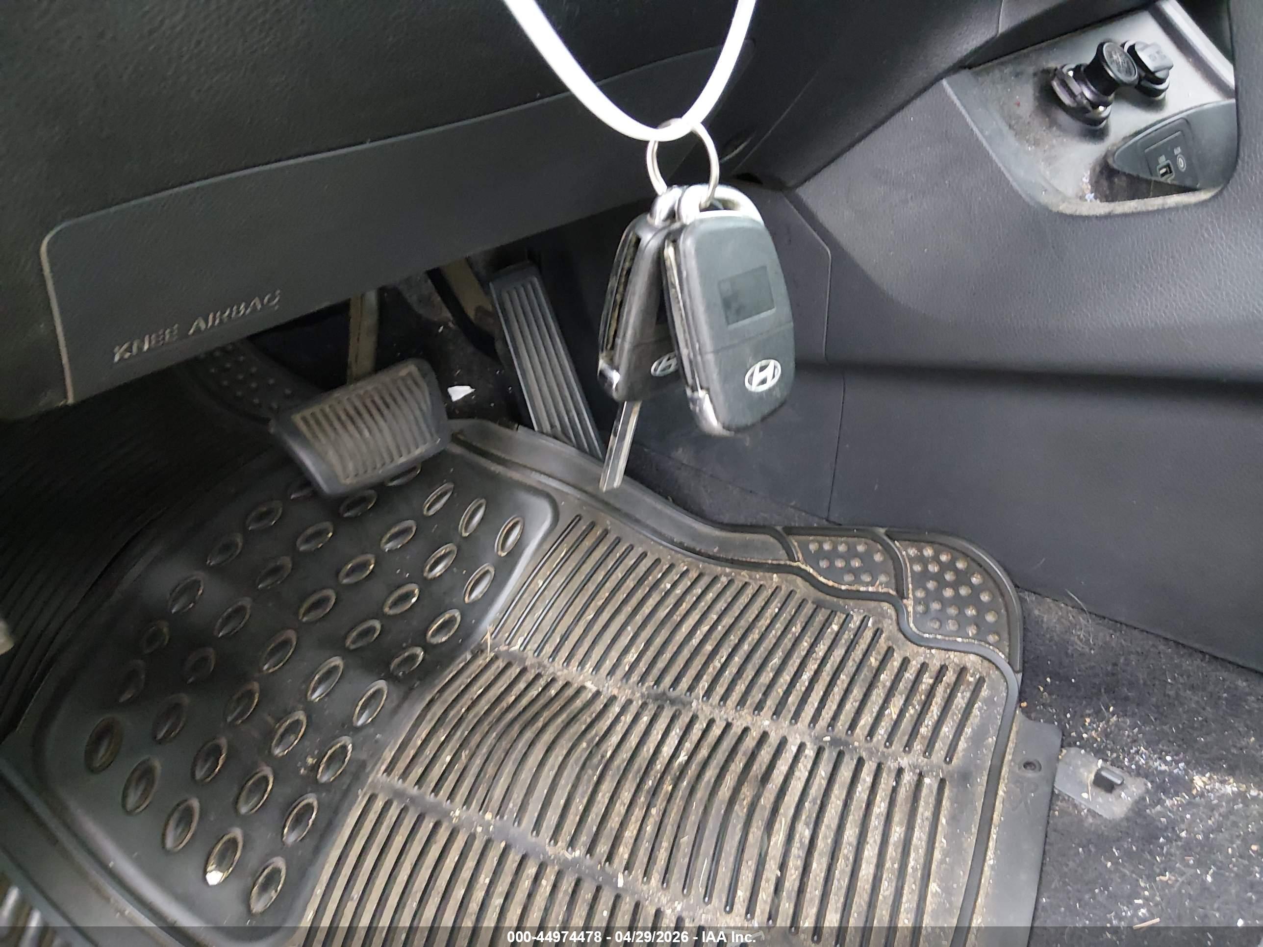 HYUNDAI SANTA image 11