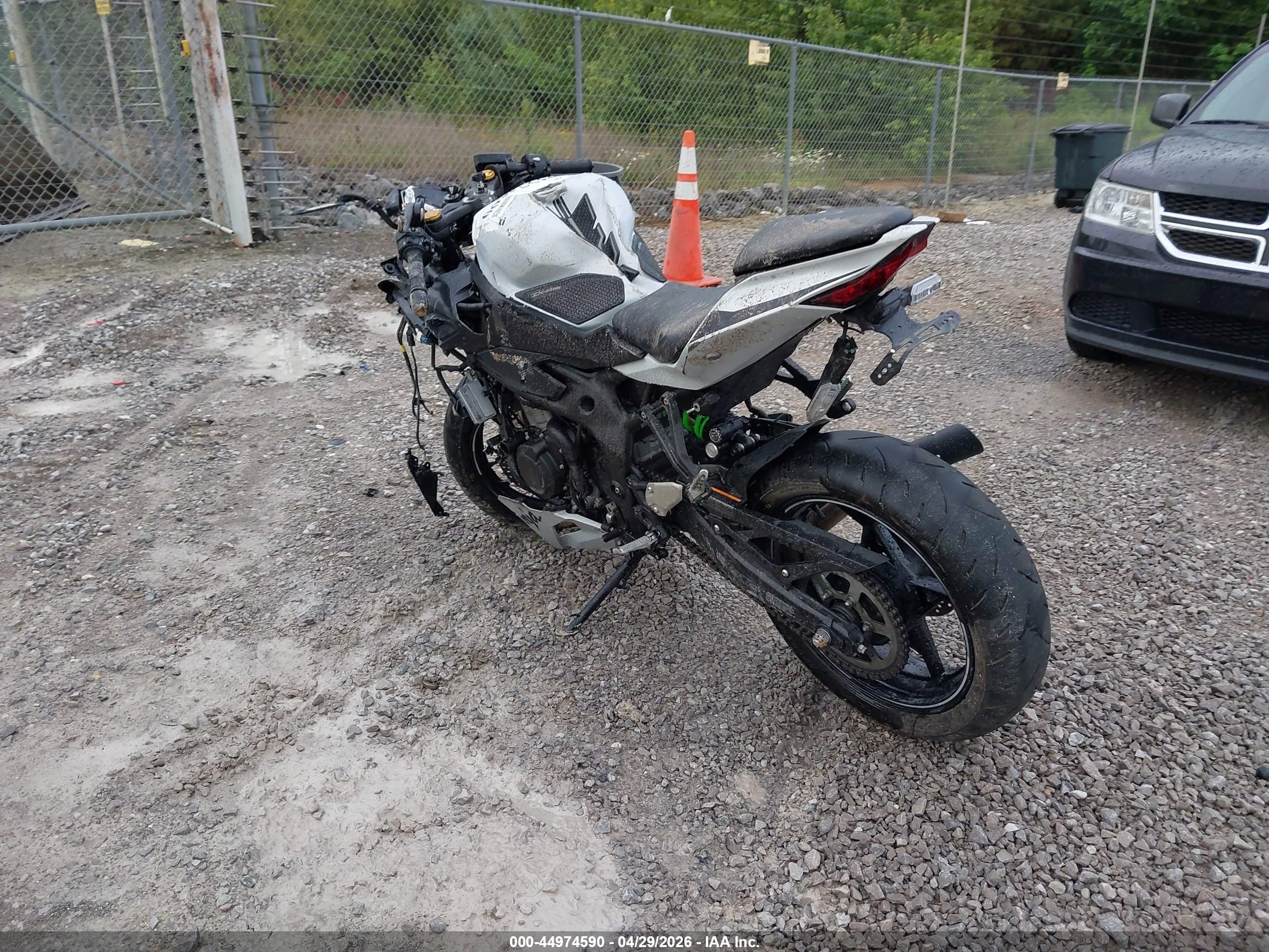 KAWASAKI ZX400 image 3