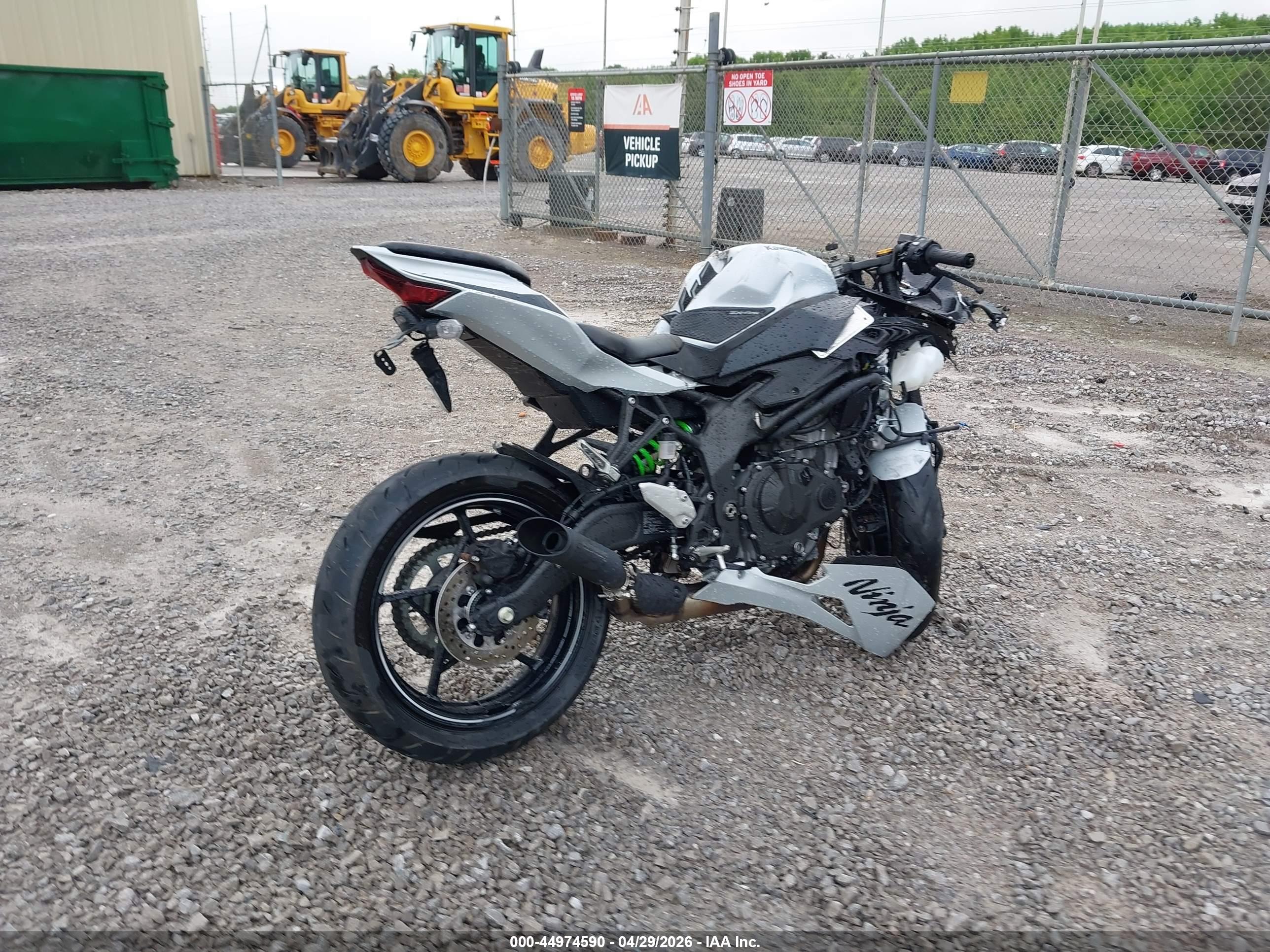 KAWASAKI ZX400 image 4