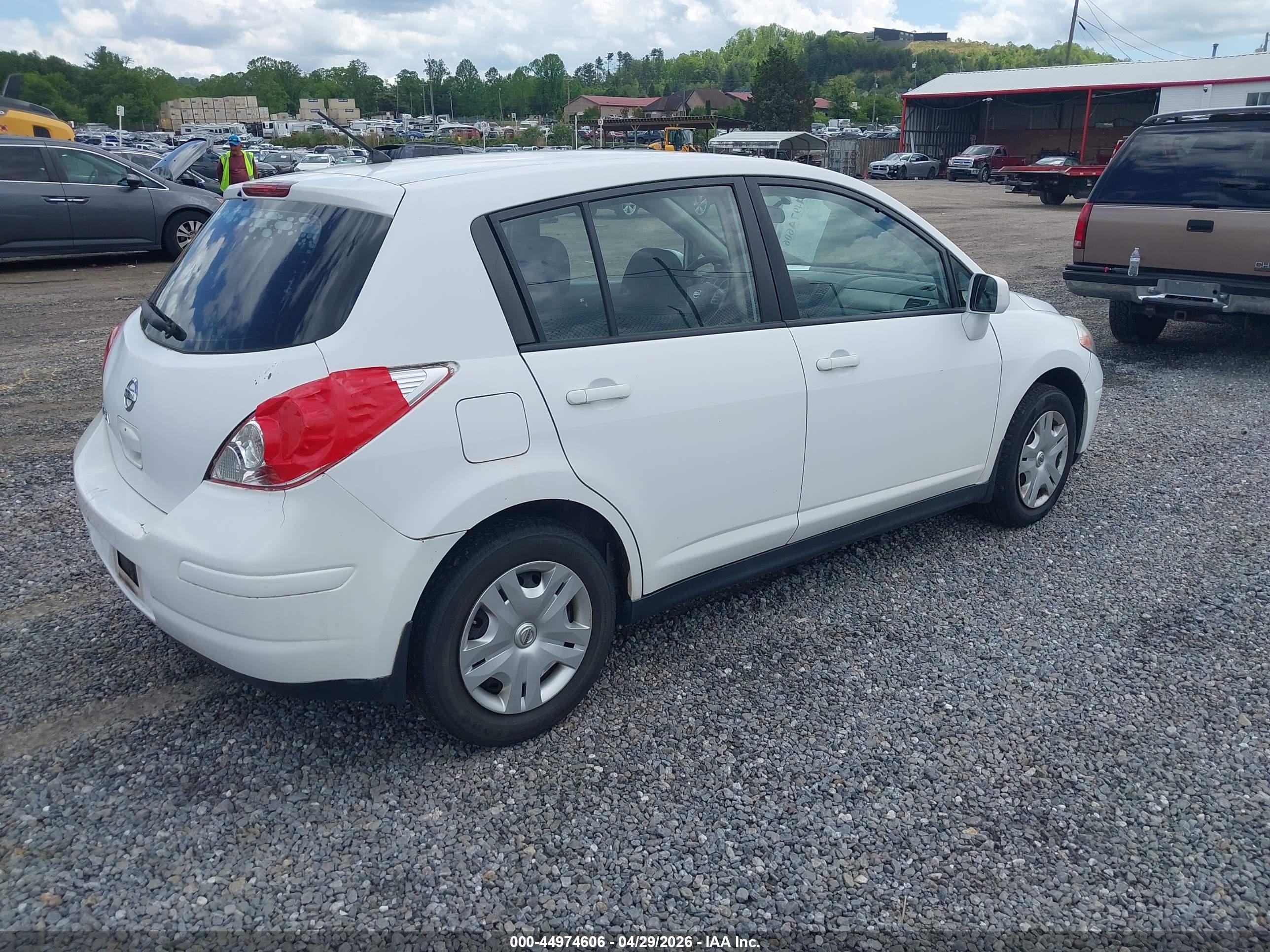 NISSAN VERSA image 4