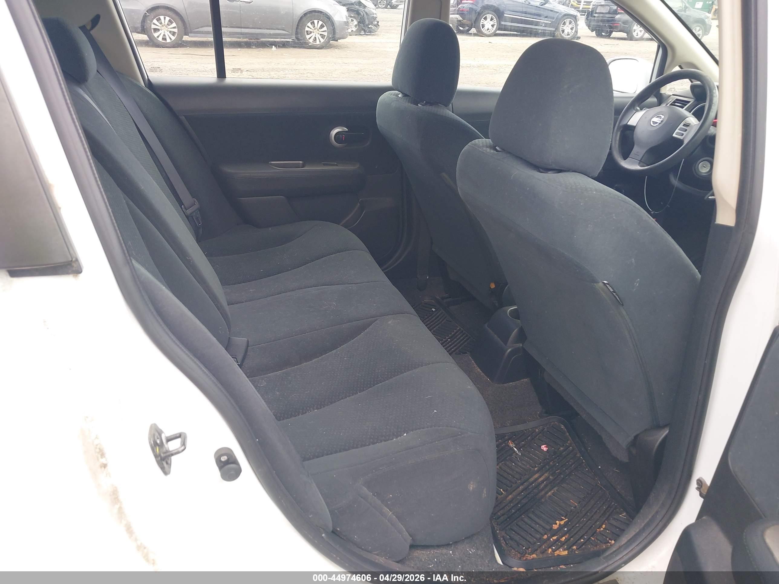 NISSAN VERSA image 8