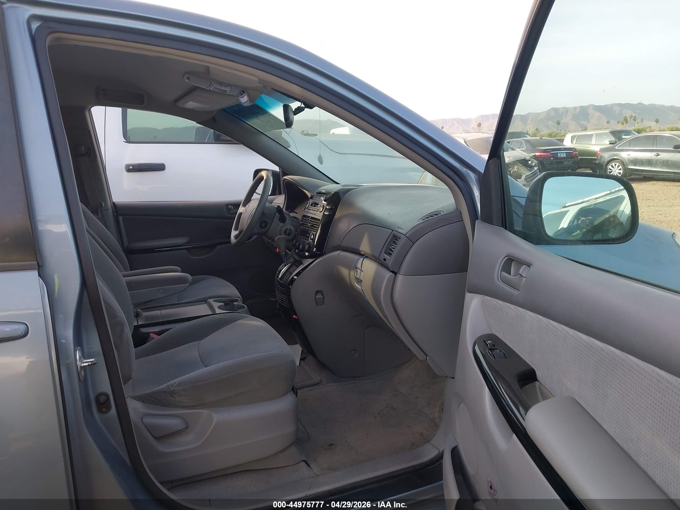 TOYOTA SIENNA image 5