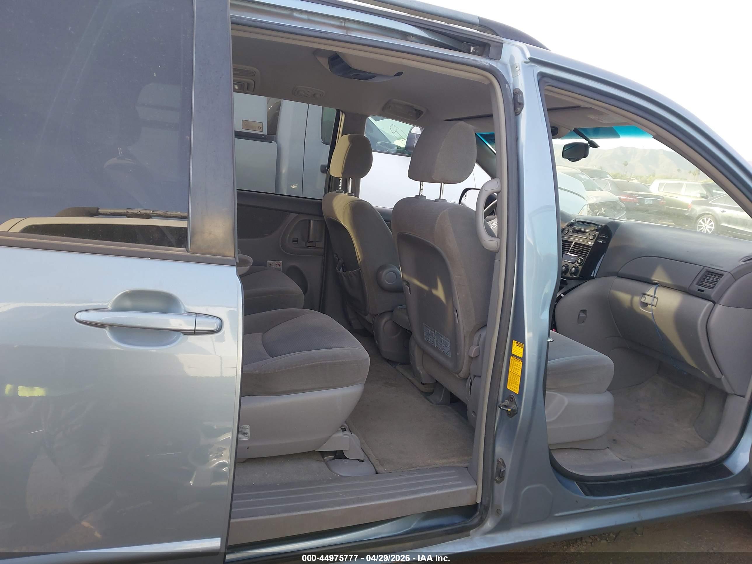 TOYOTA SIENNA image 8