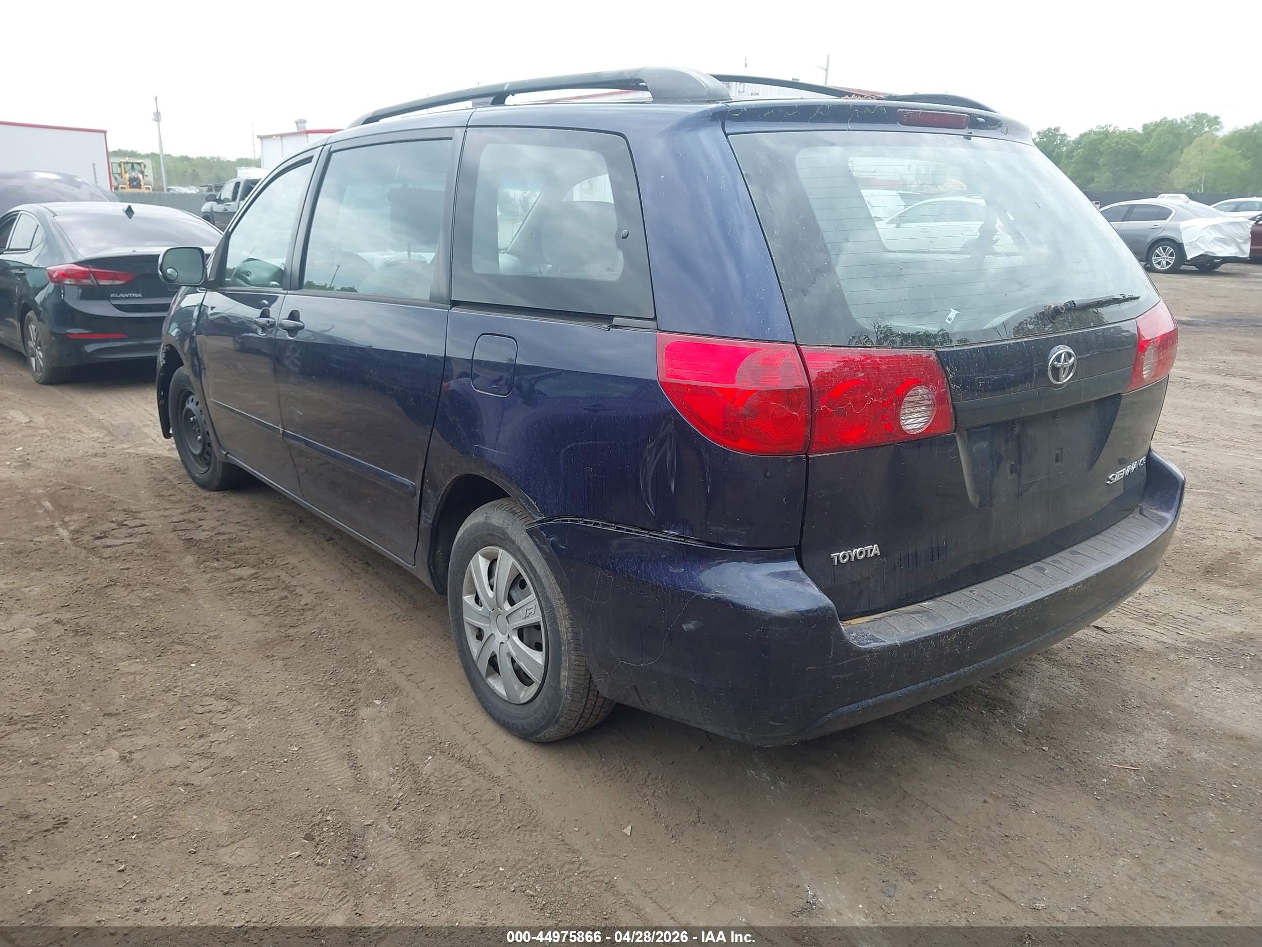 TOYOTA SIENNA image 3