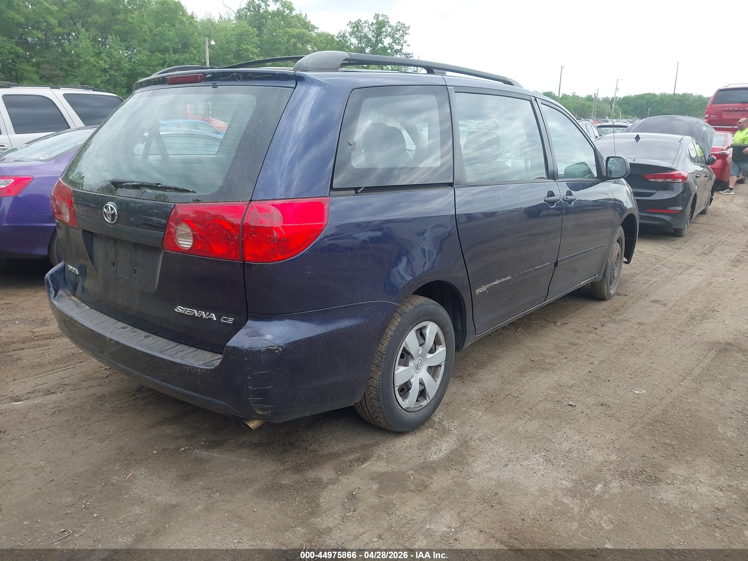 TOYOTA SIENNA image 4