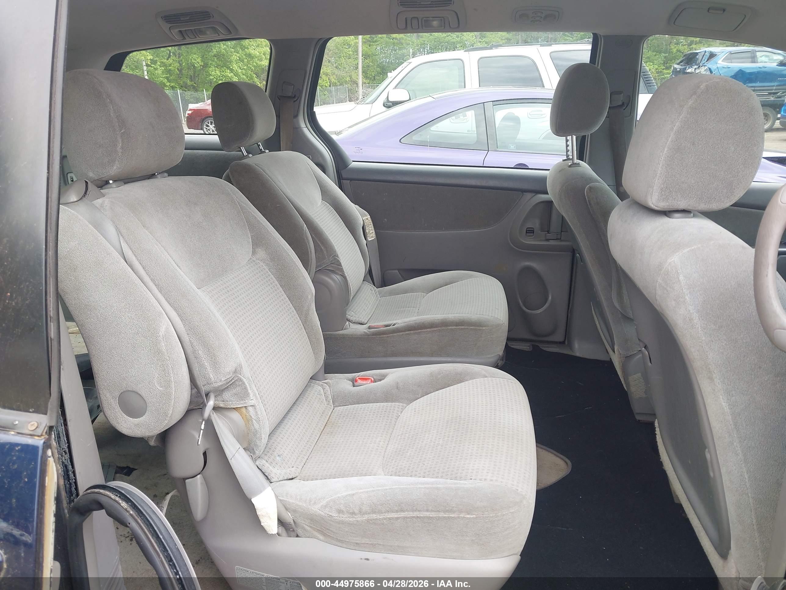 TOYOTA SIENNA image 8