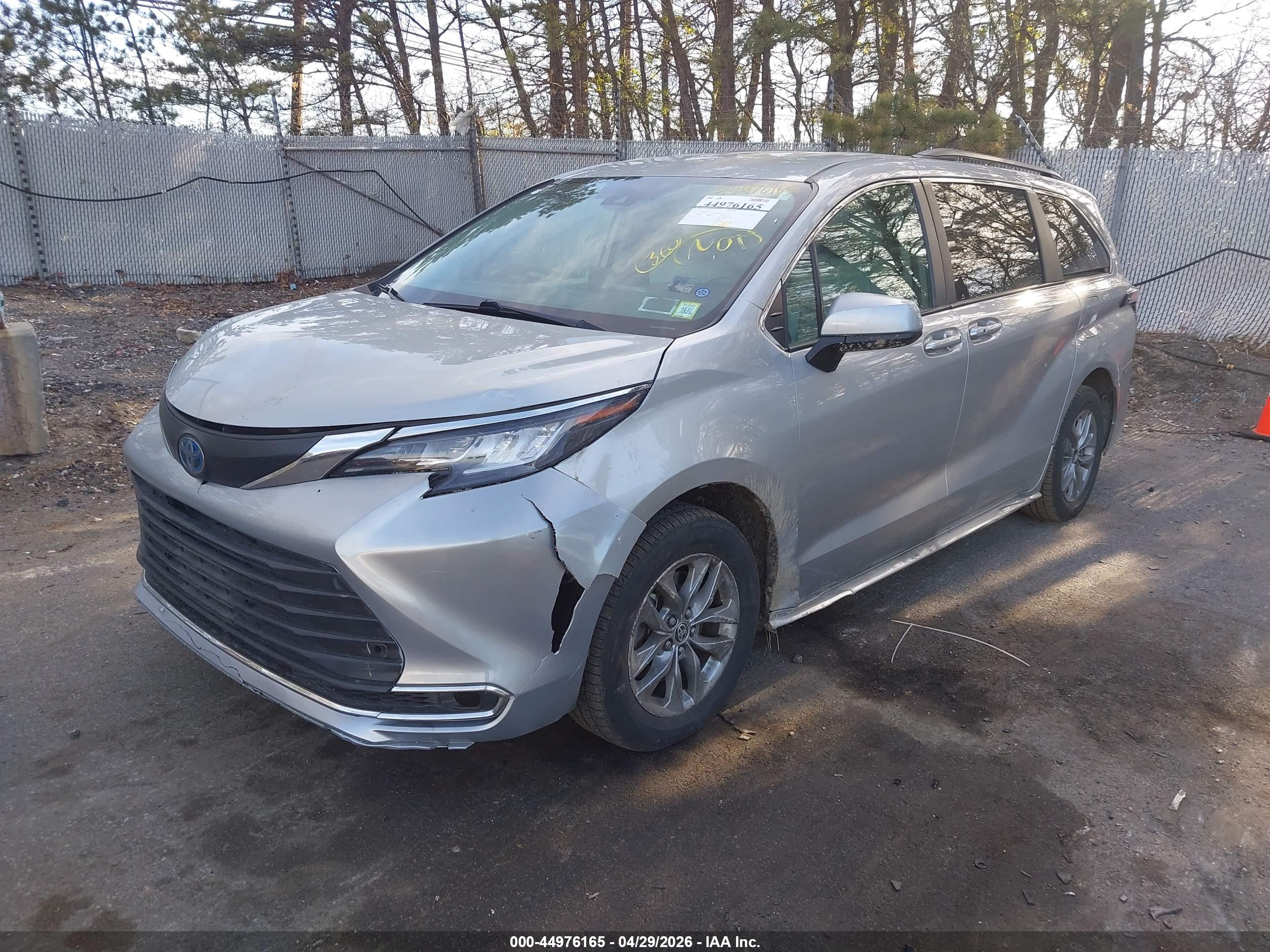 TOYOTA SIENNA image 2