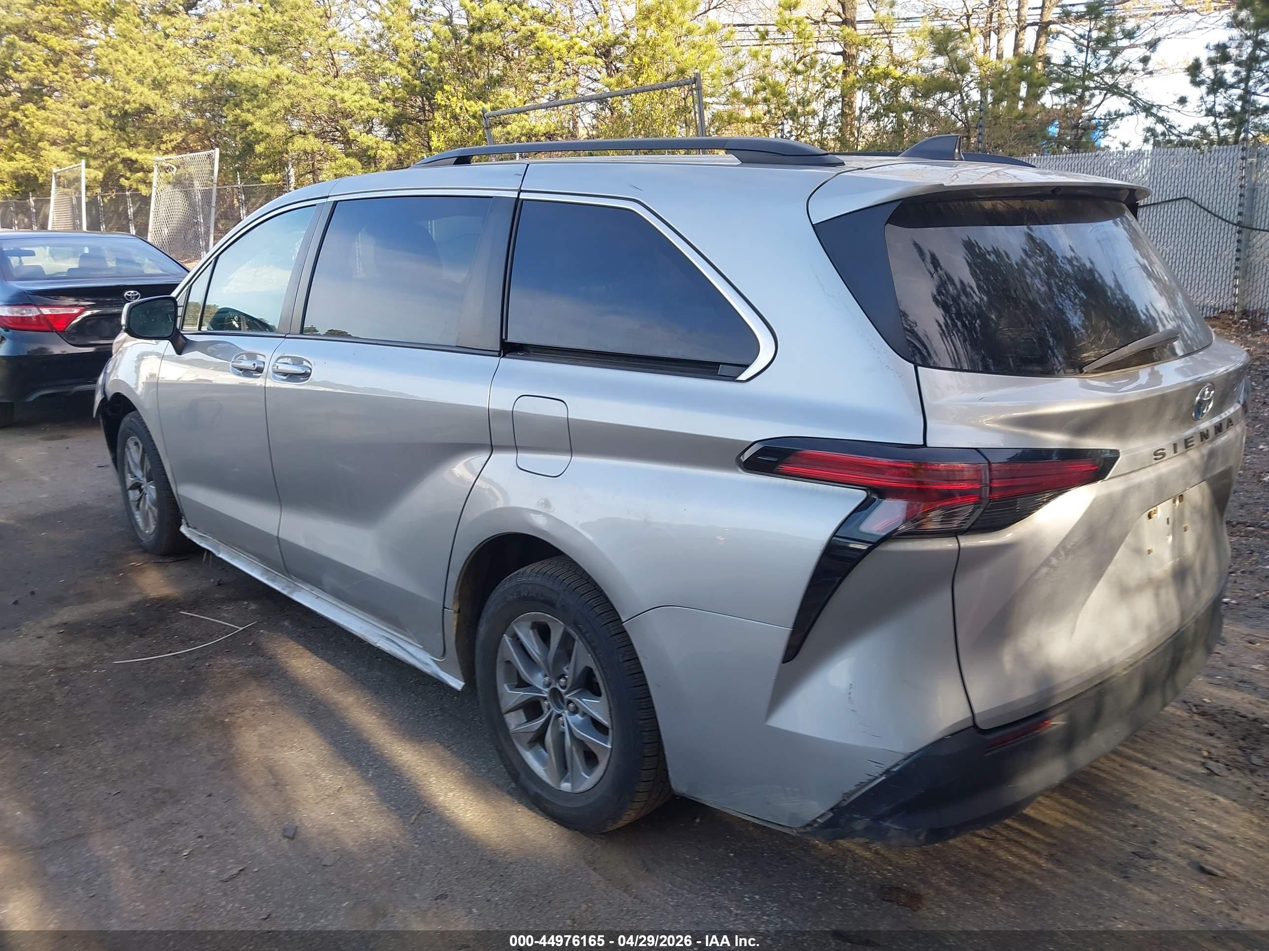 TOYOTA SIENNA image 3