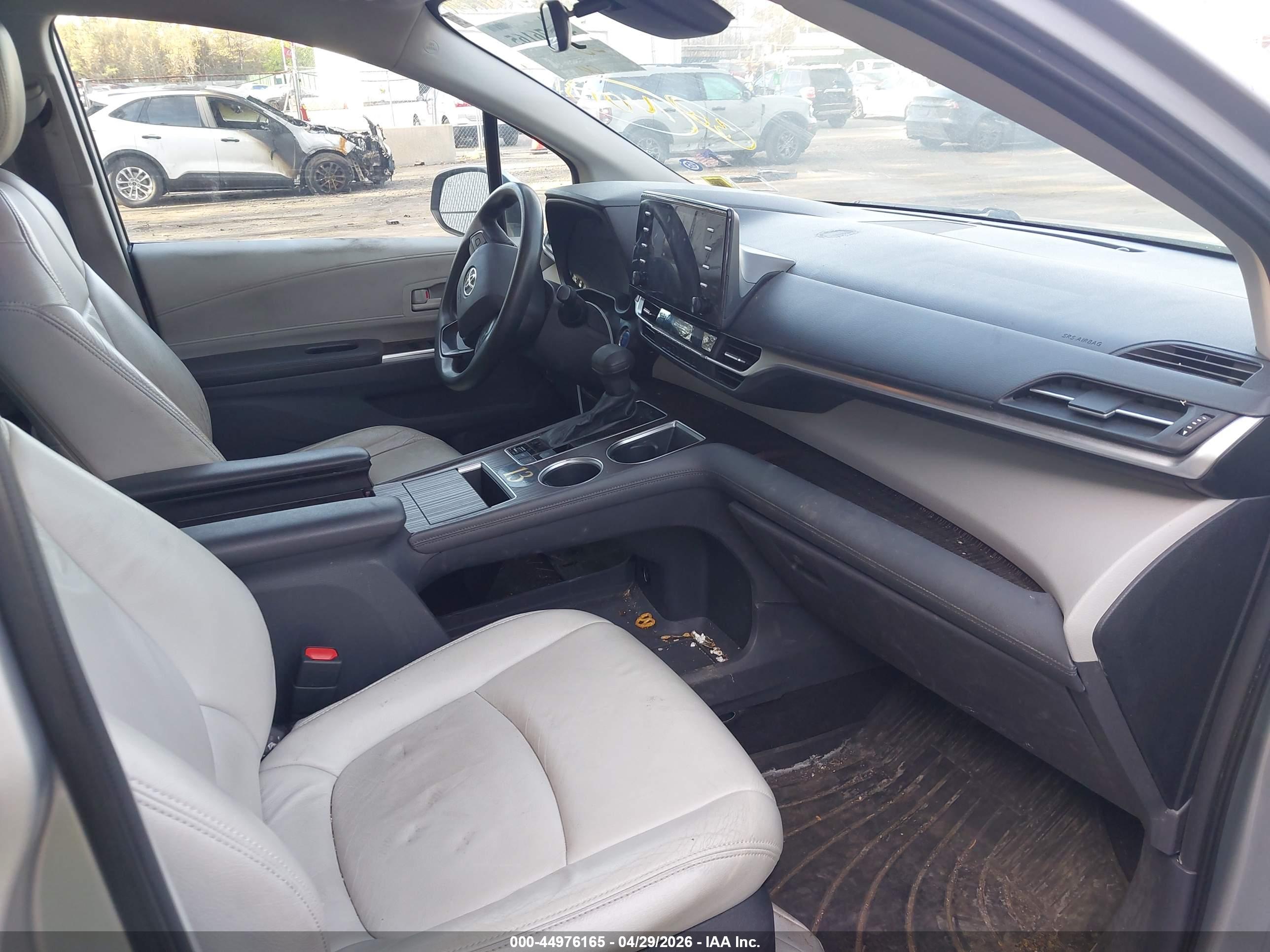 TOYOTA SIENNA image 5