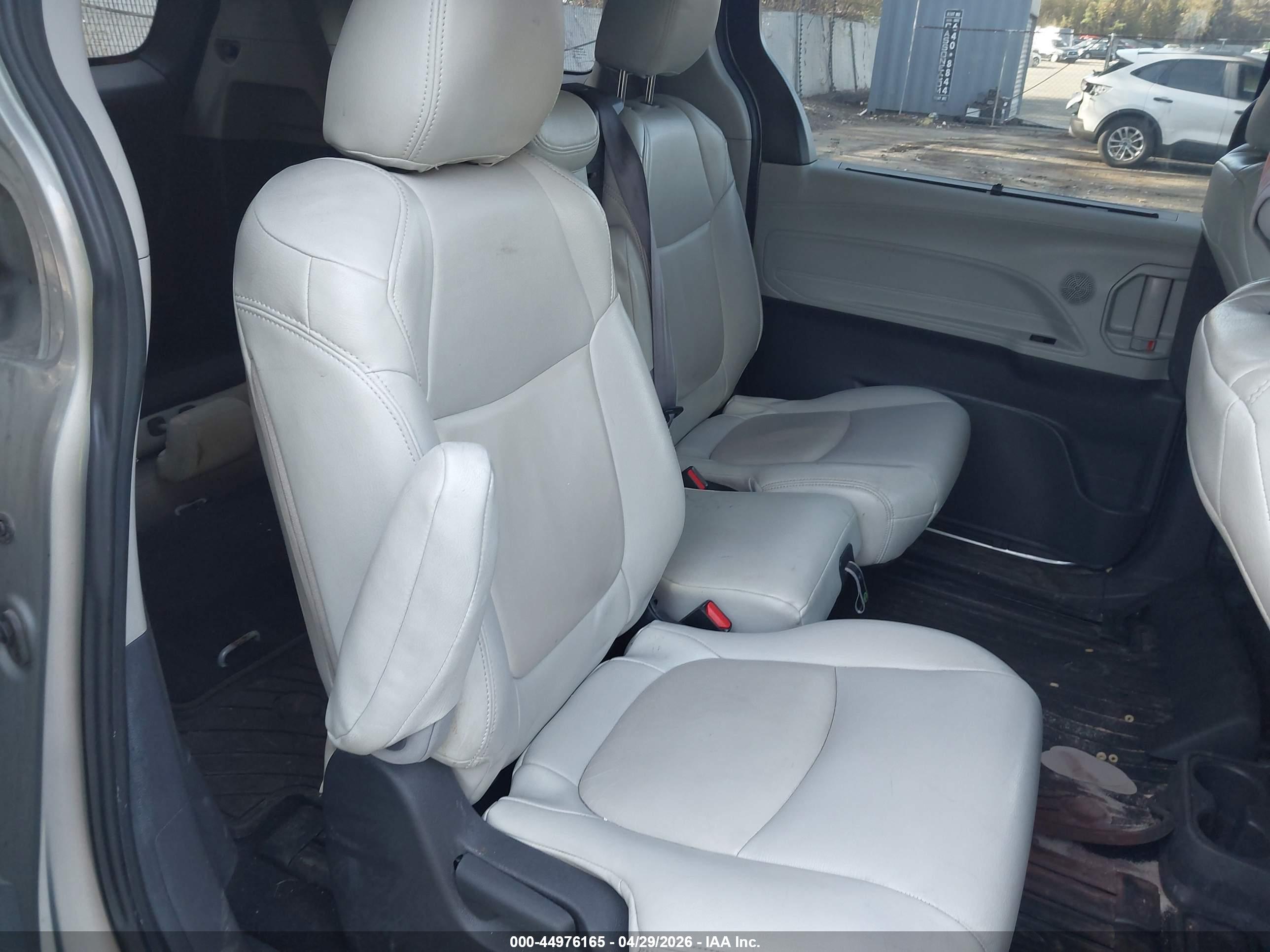 TOYOTA SIENNA image 8