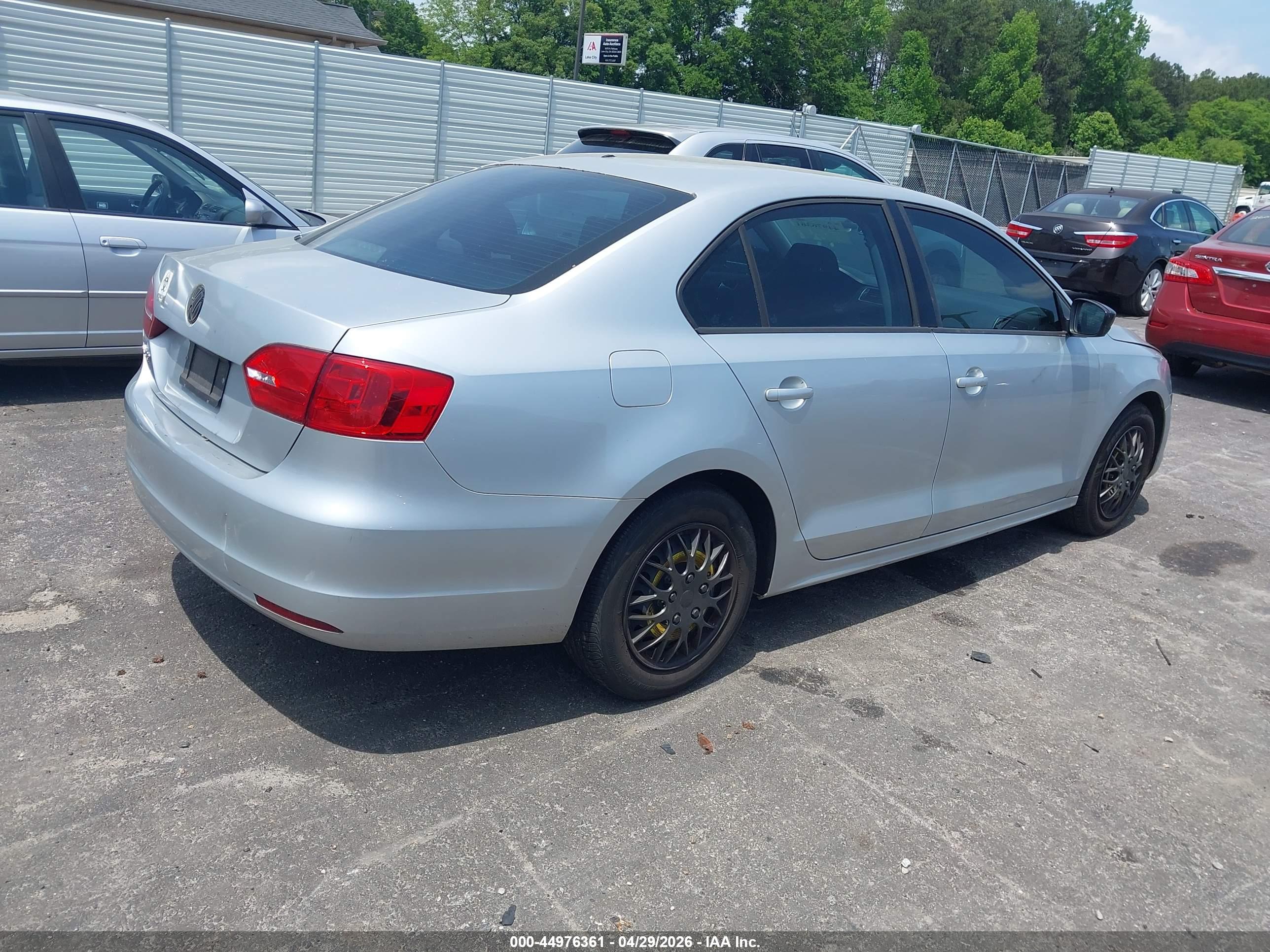 VOLKSWAGEN JETTA image 4