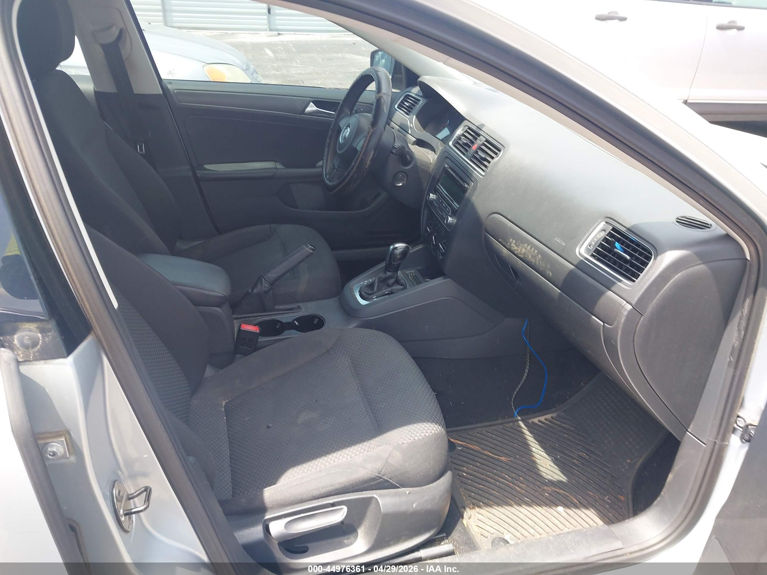 VOLKSWAGEN JETTA image 5