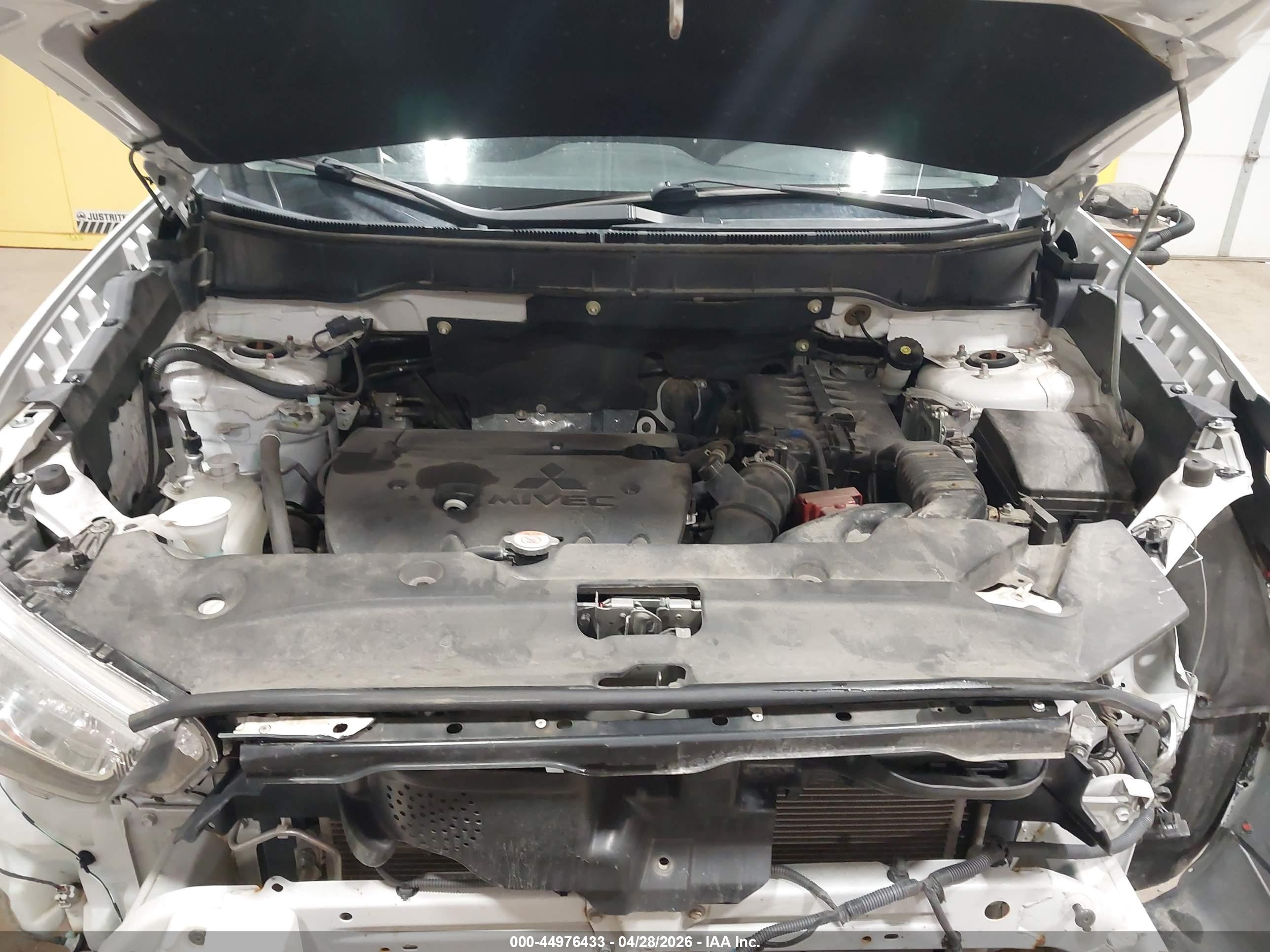 MITSUBISHI OUTLANDER image 10