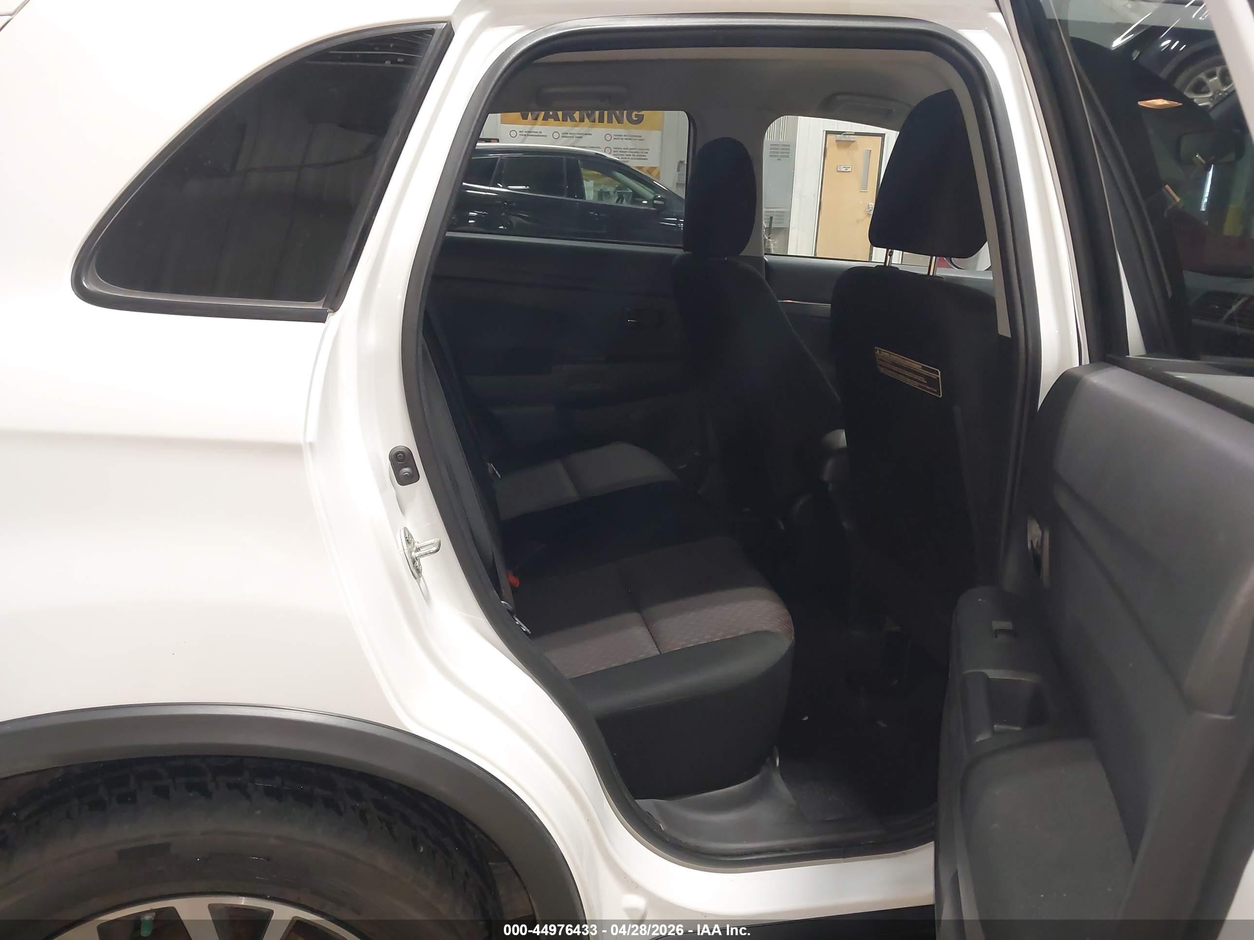 MITSUBISHI OUTLANDER image 8