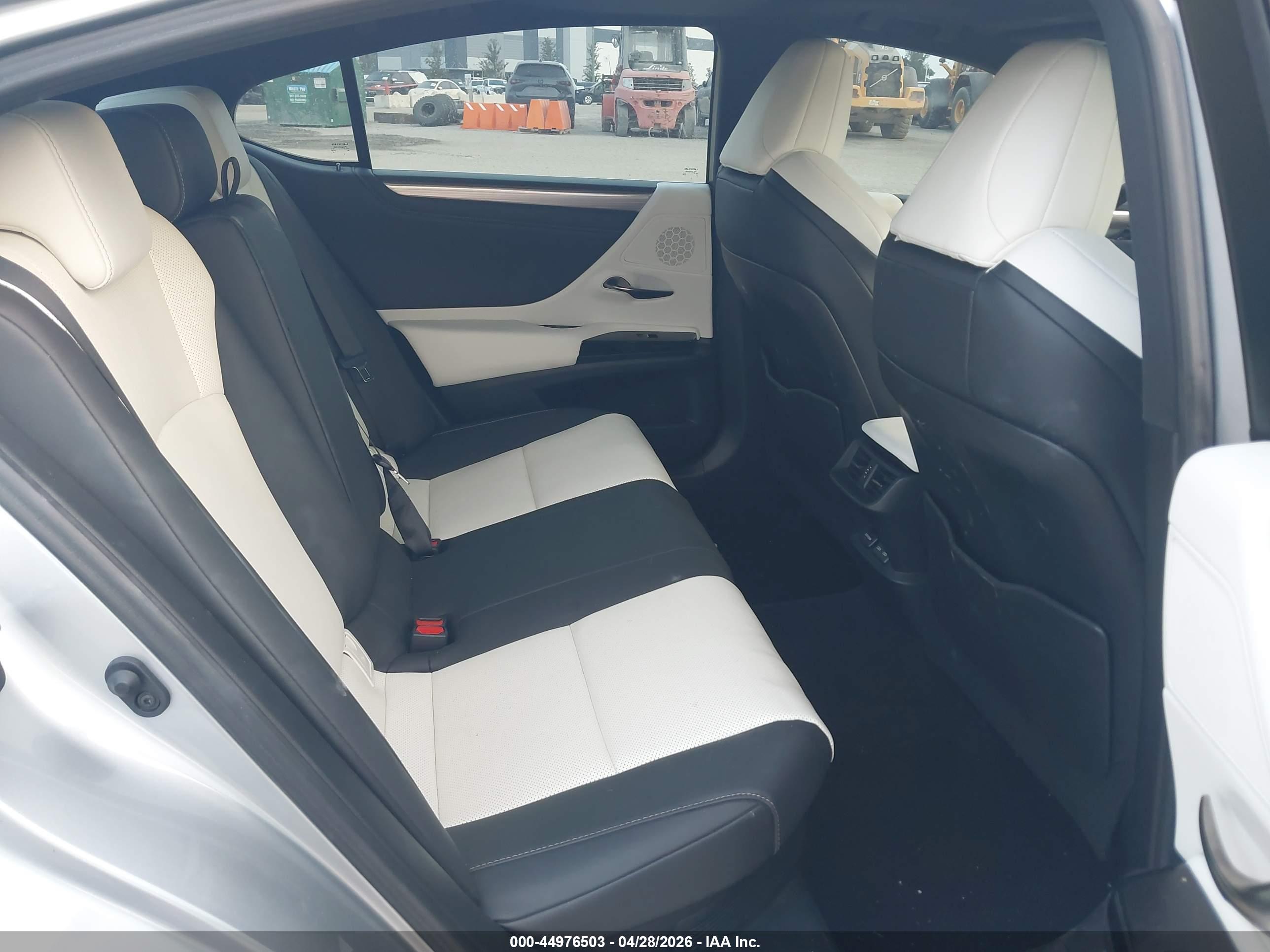 LEXUS ES image 8