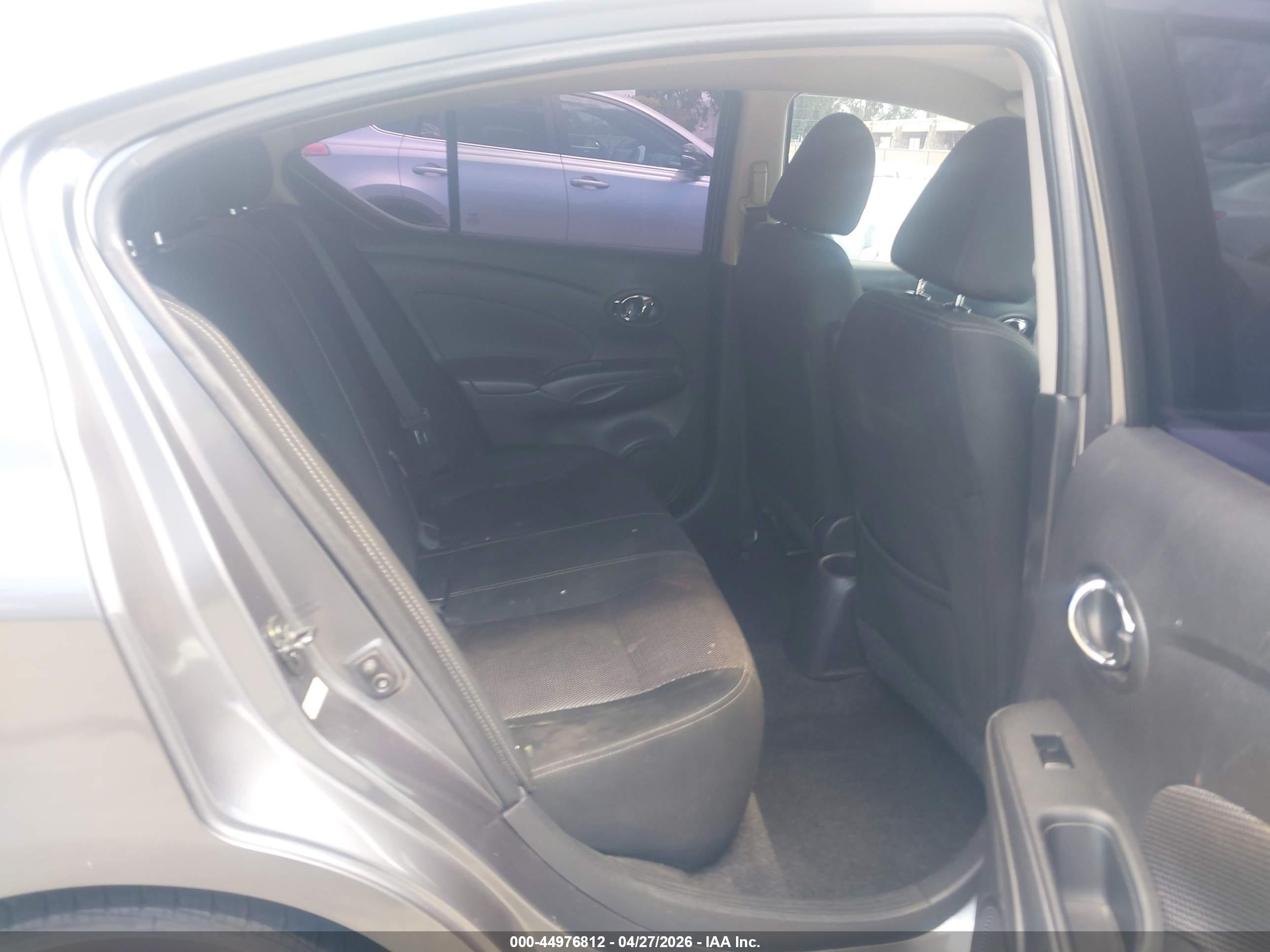 NISSAN VERSA image 8