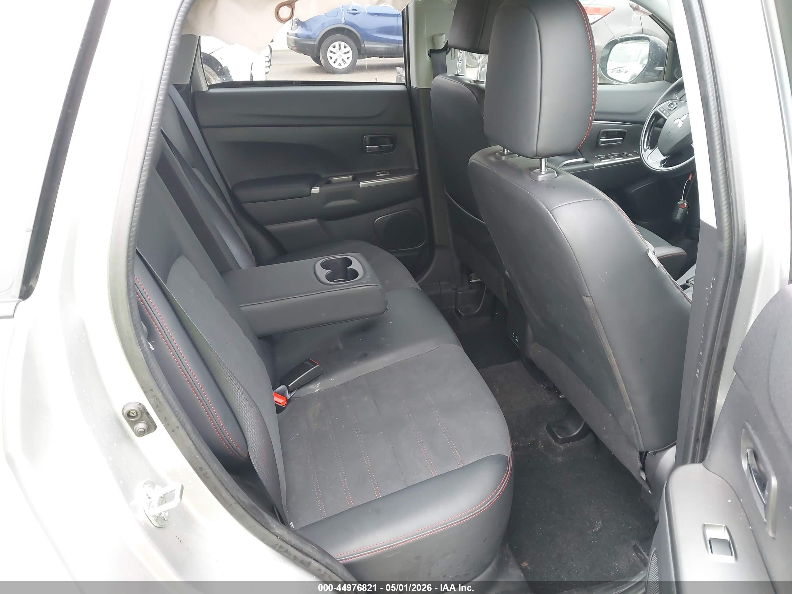 MITSUBISHI OUTLANDER image 8