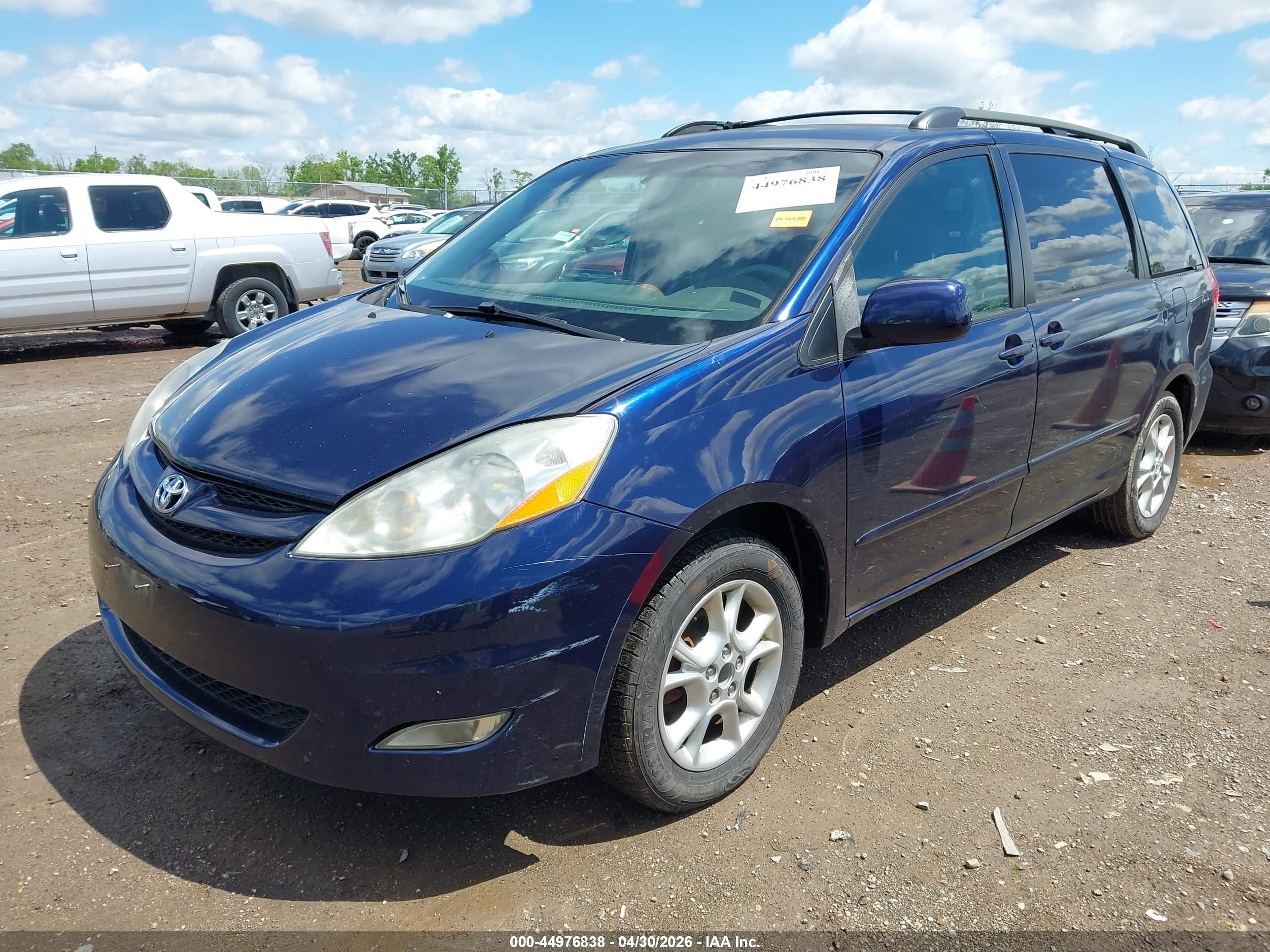 TOYOTA SIENNA image 2