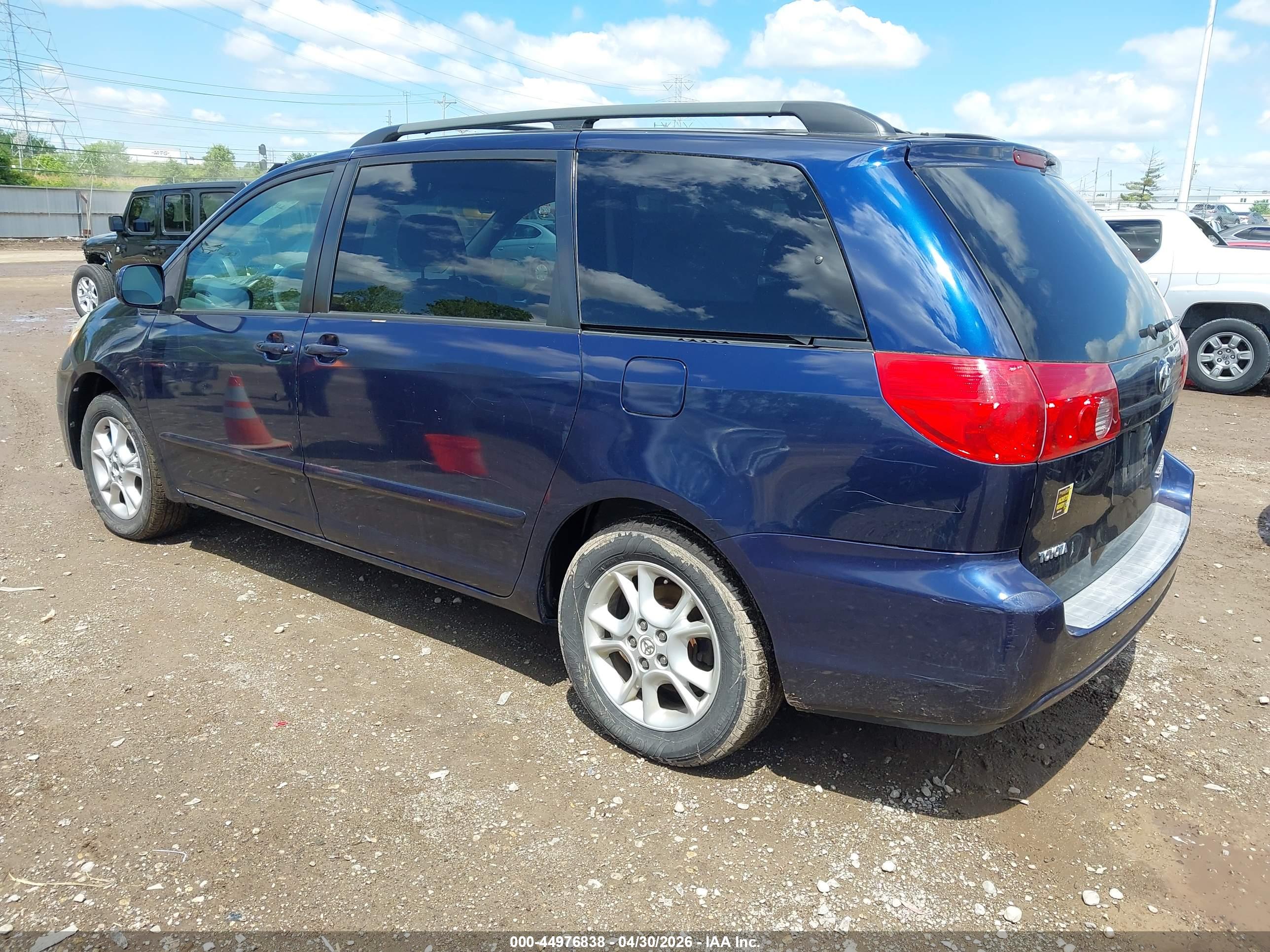 TOYOTA SIENNA image 3