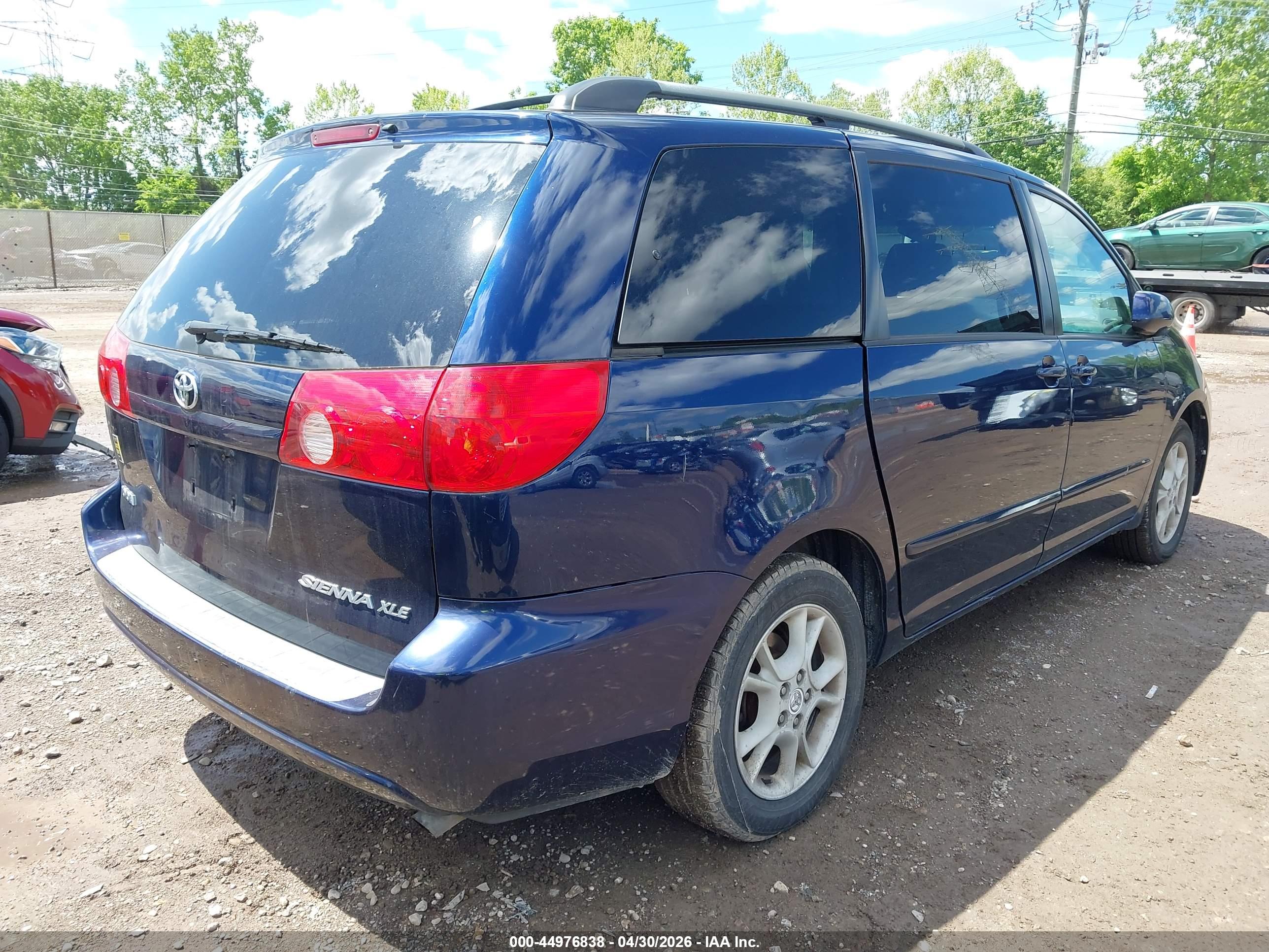 TOYOTA SIENNA image 4