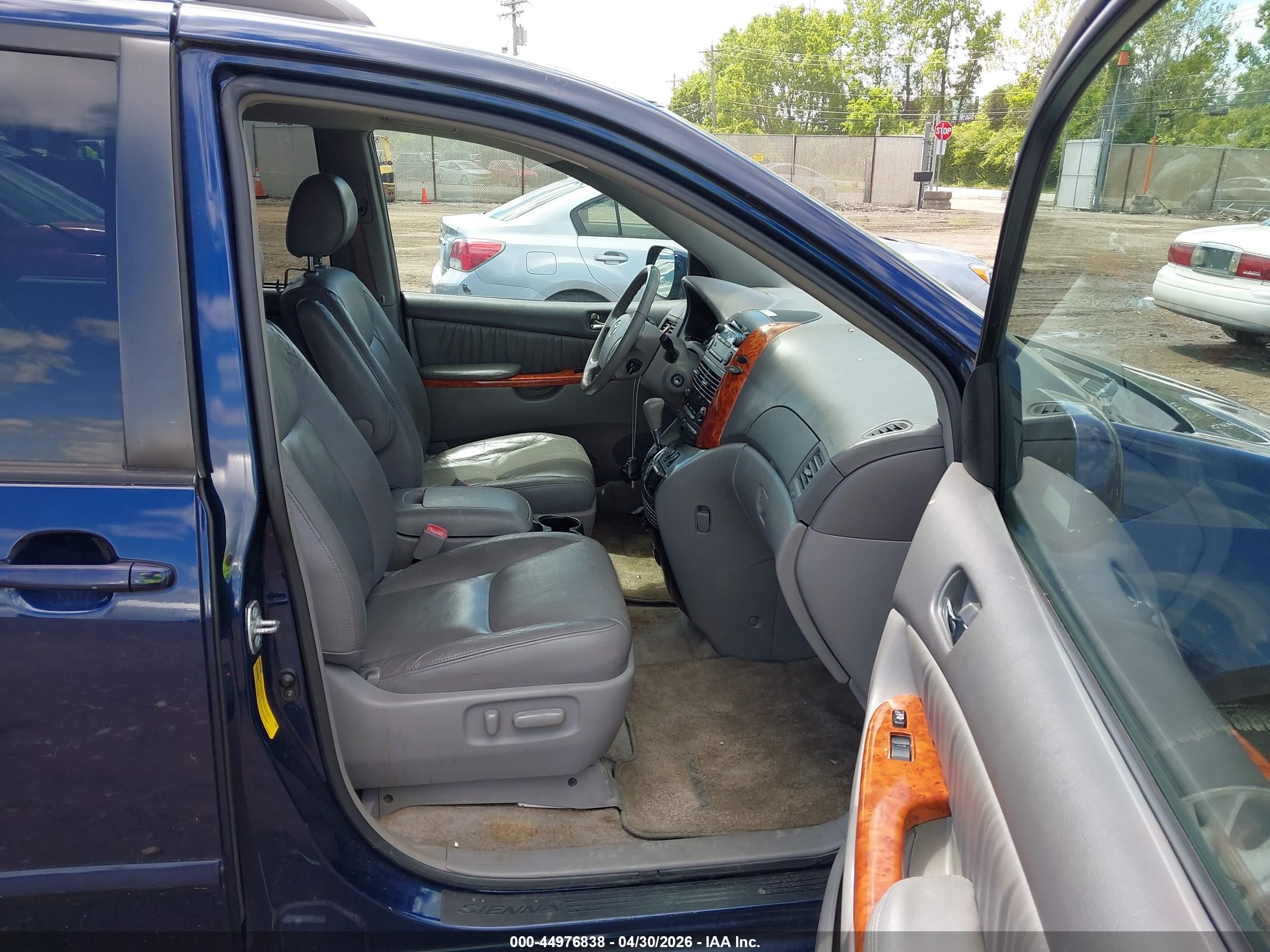 TOYOTA SIENNA image 5