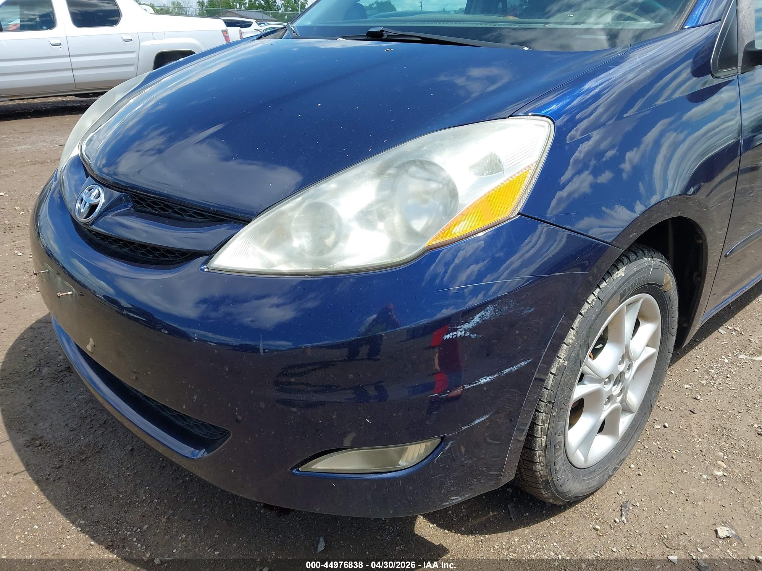 TOYOTA SIENNA image 6