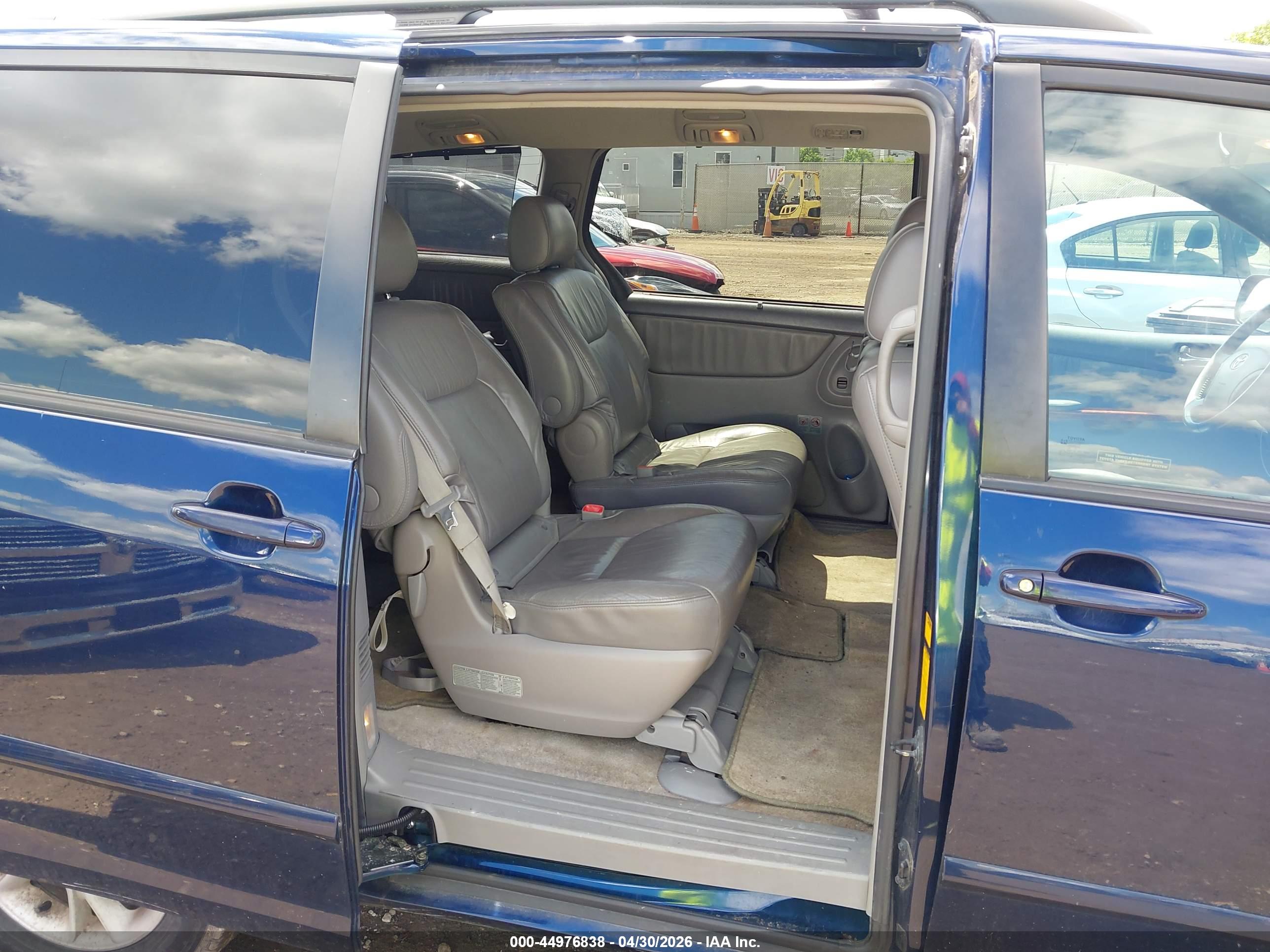 TOYOTA SIENNA image 8