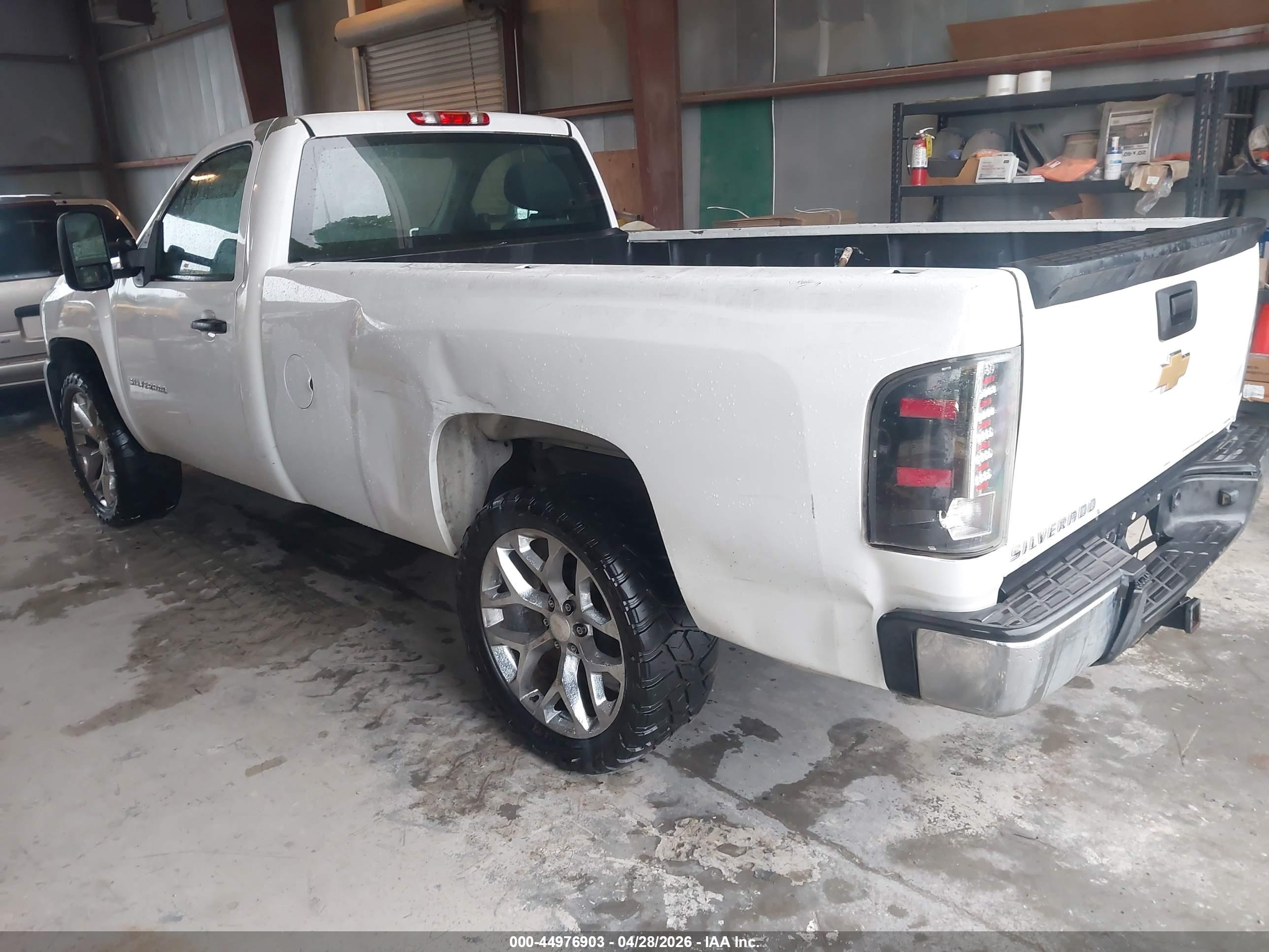 CHEVROLET SILVERADO image 3