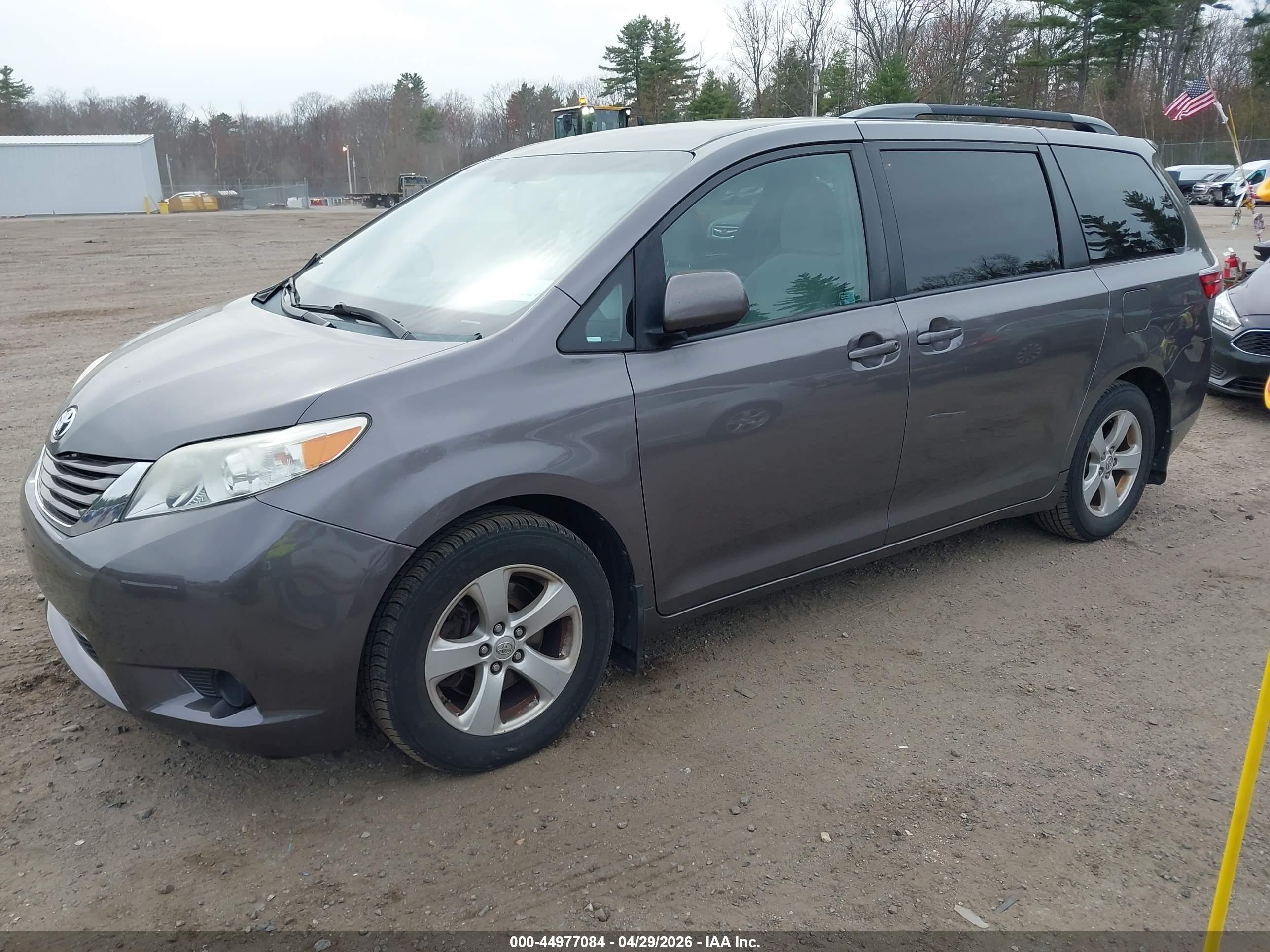 TOYOTA SIENNA image 2