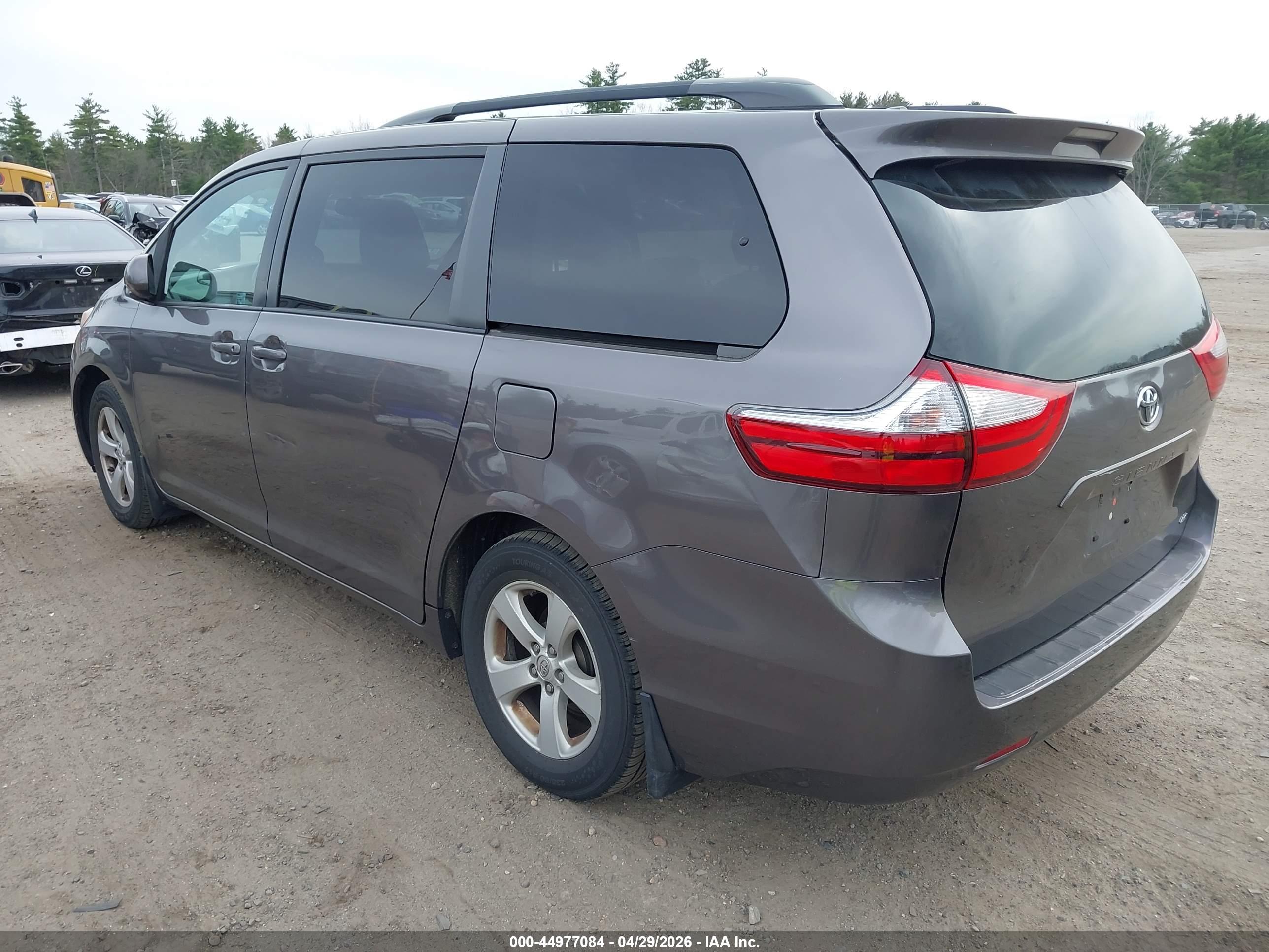 TOYOTA SIENNA image 3