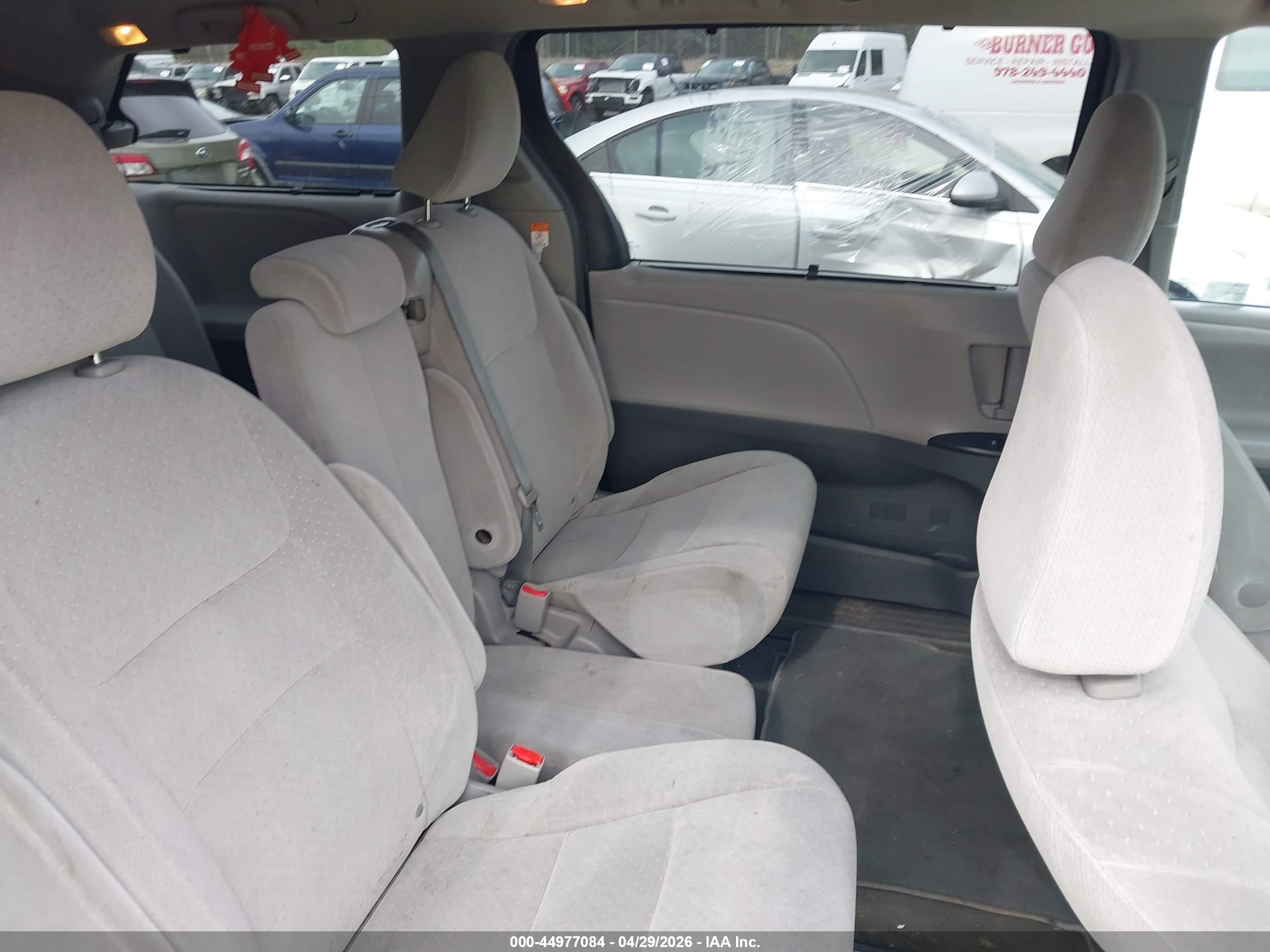 TOYOTA SIENNA image 8