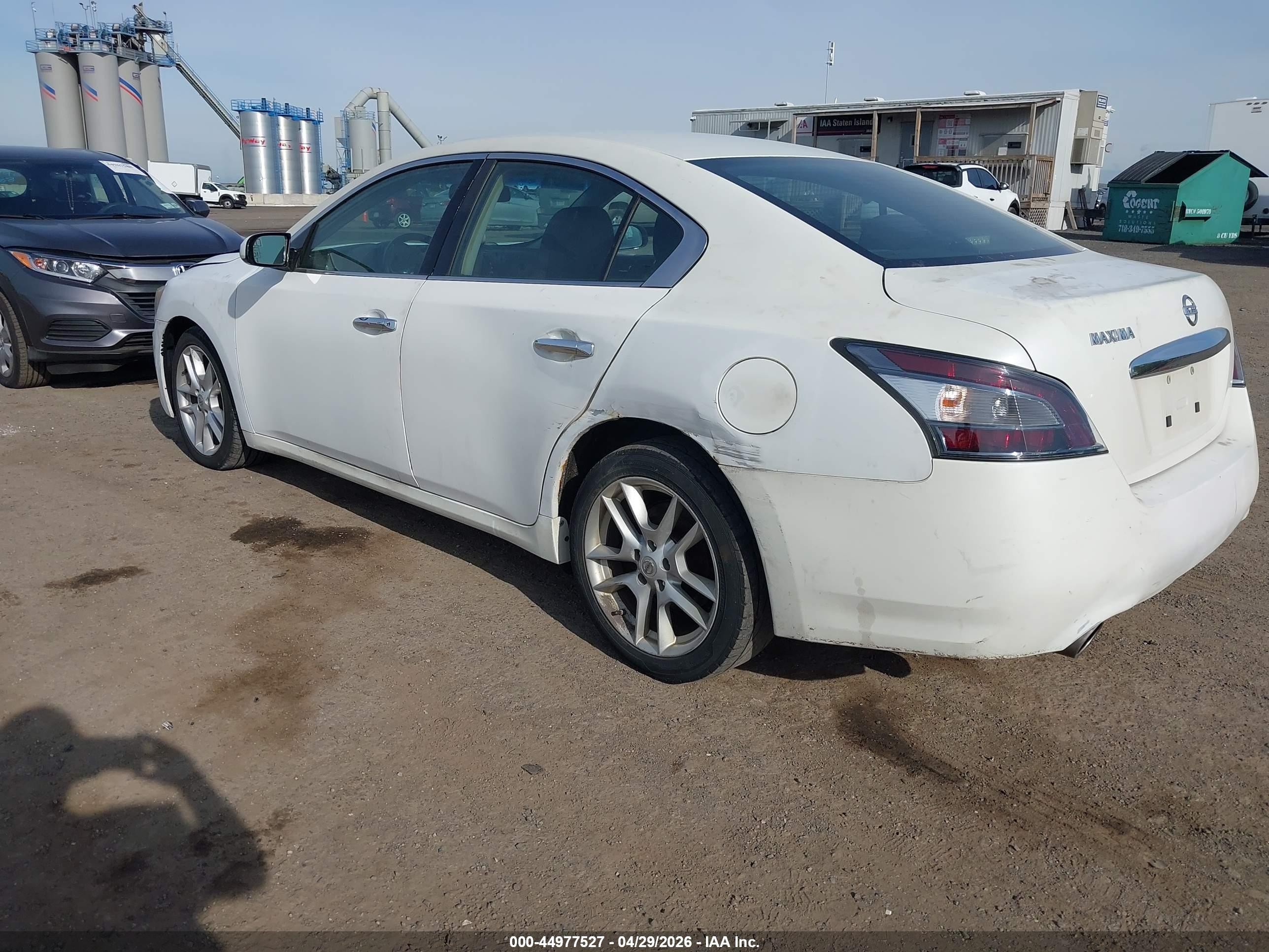 NISSAN MAXIMA image 3