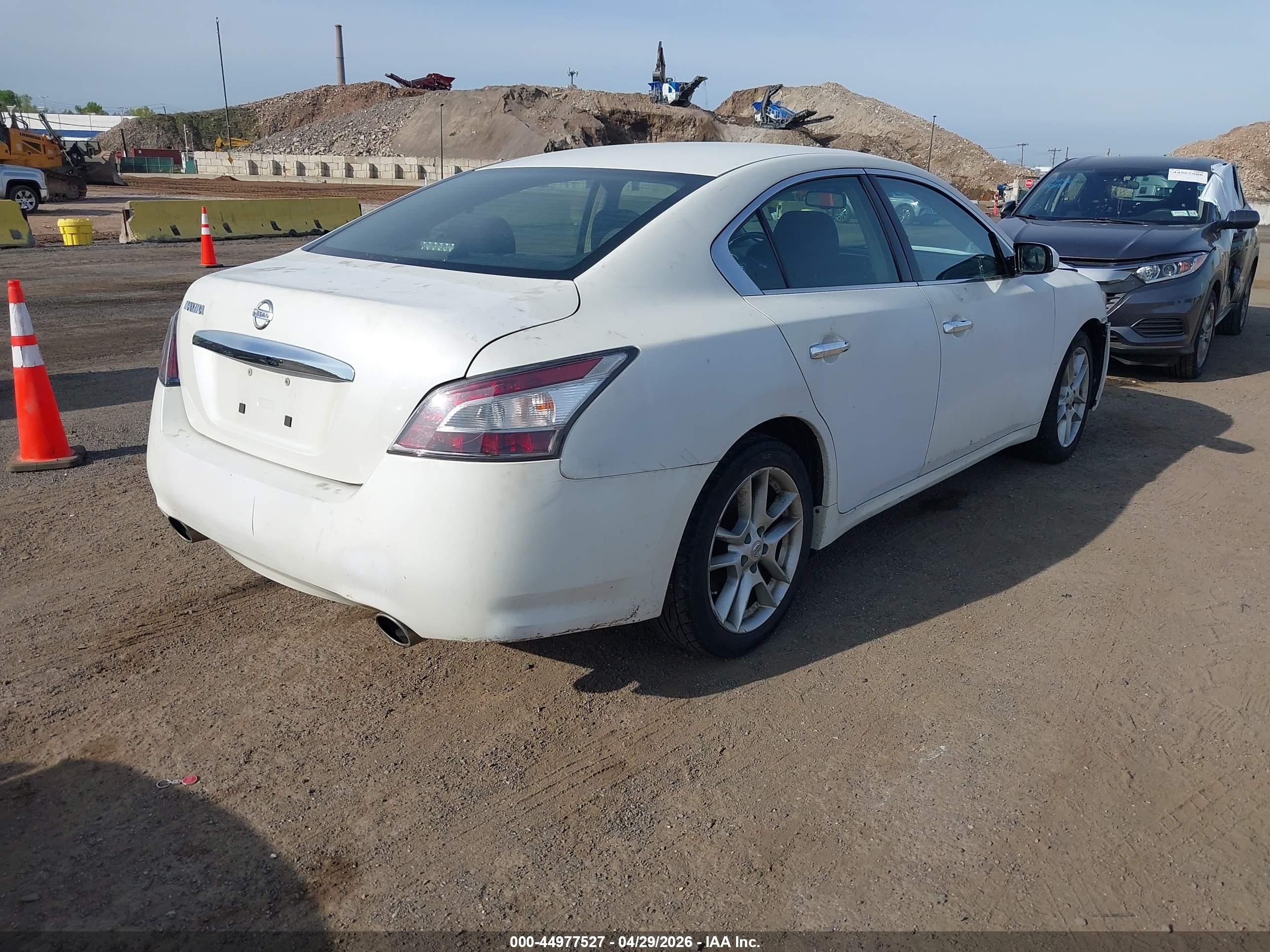 NISSAN MAXIMA image 4