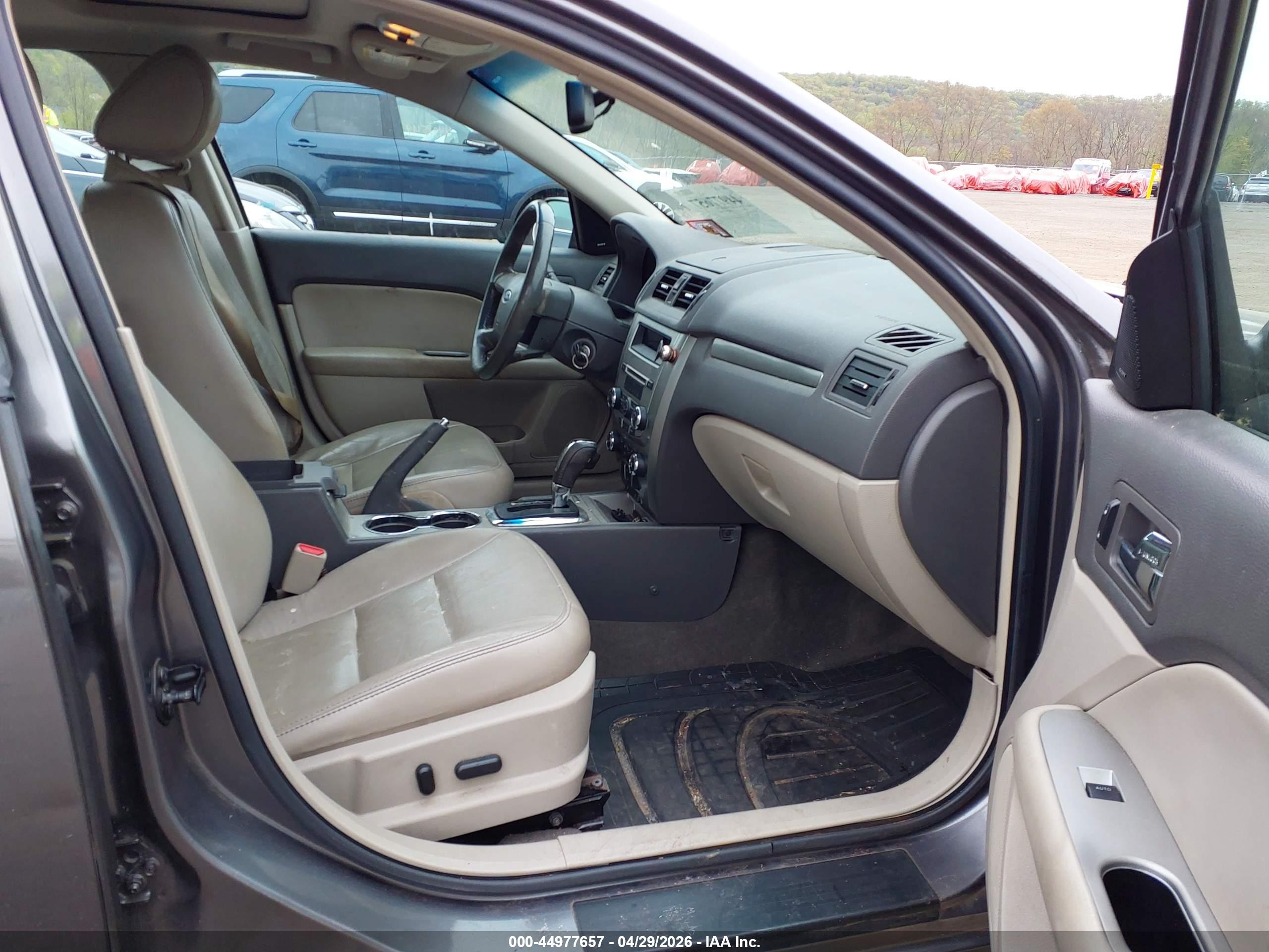 FORD FUSION image 5
