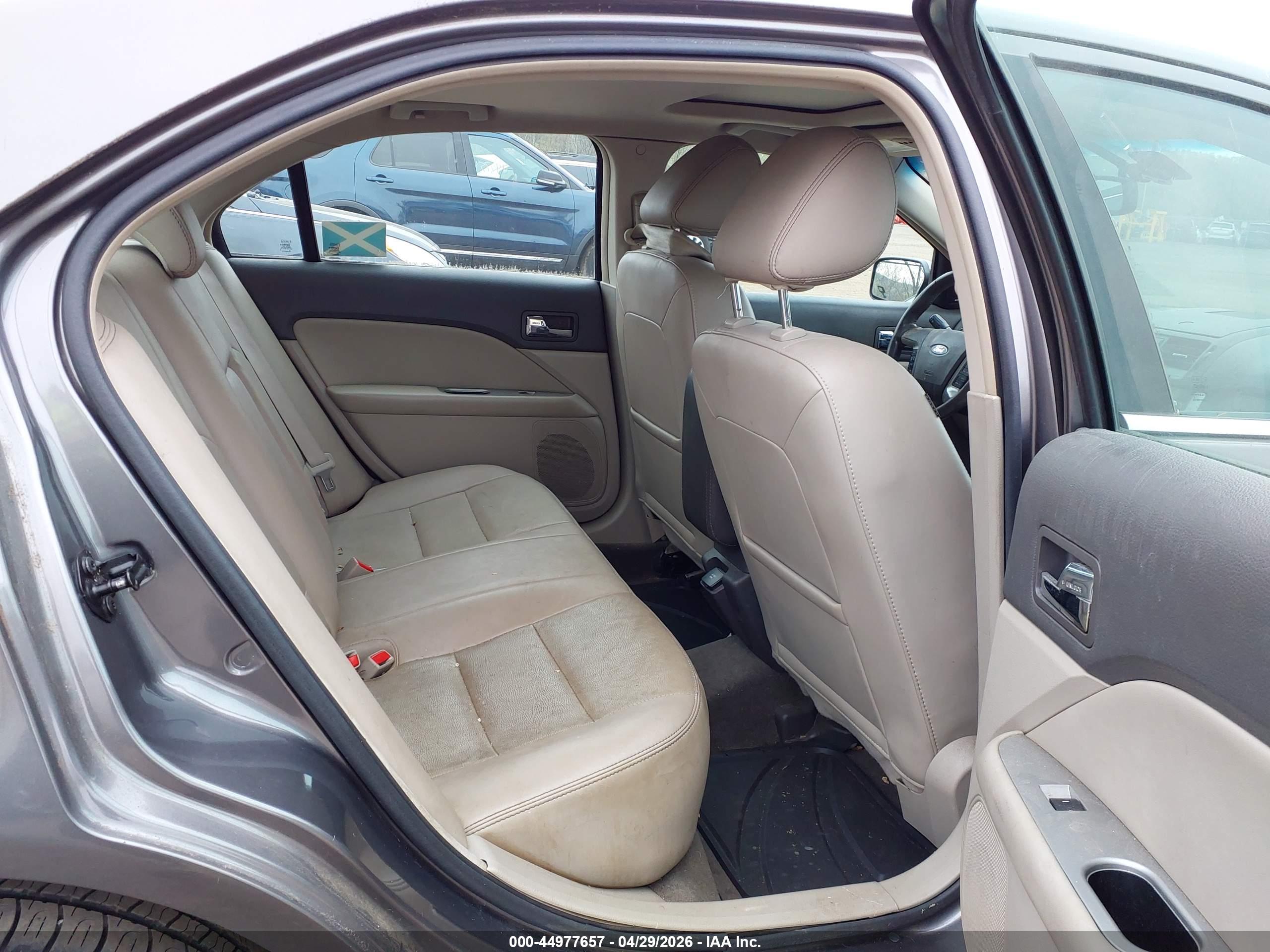 FORD FUSION image 8