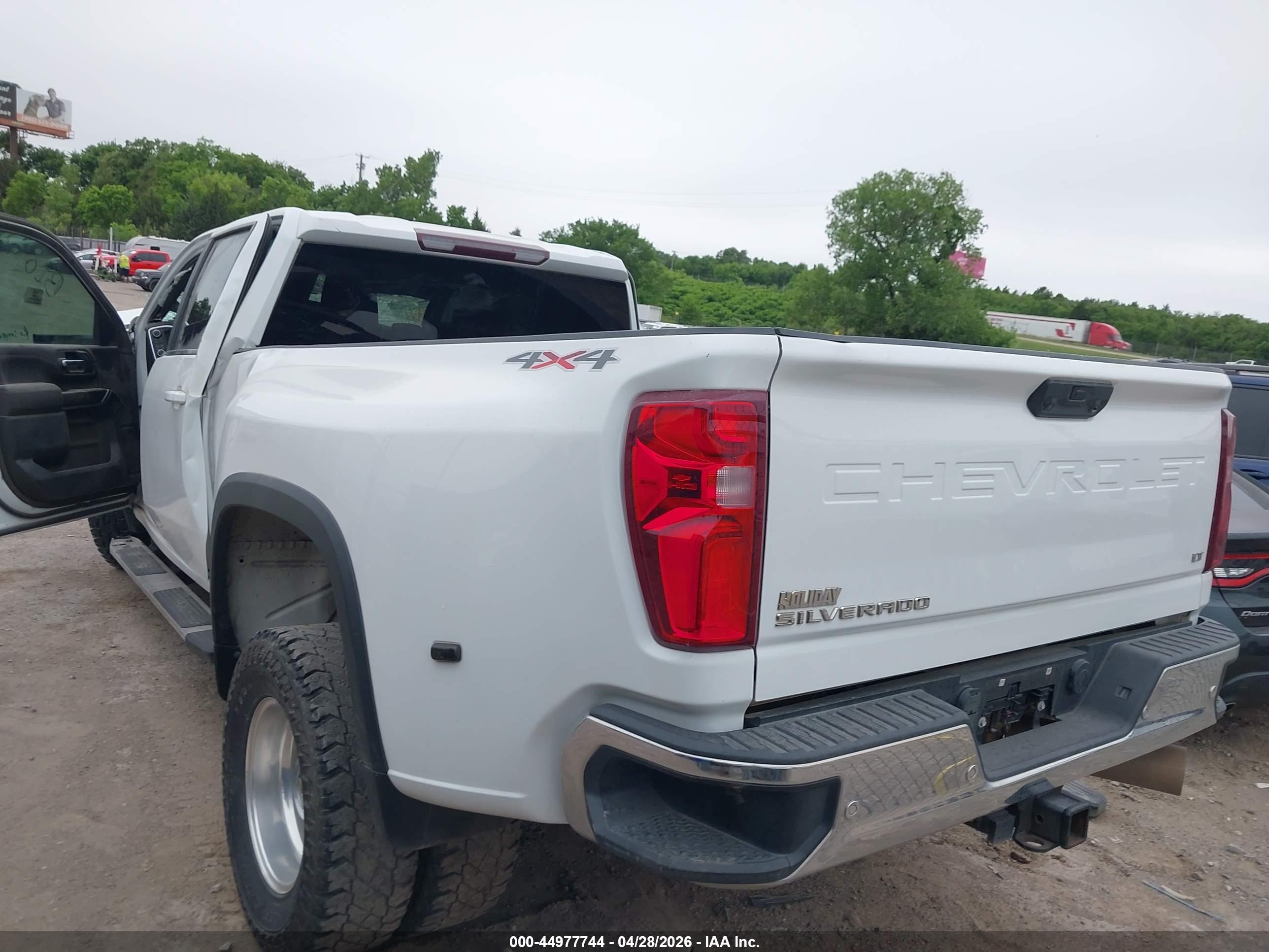 CHEVROLET SILVERADO image 3