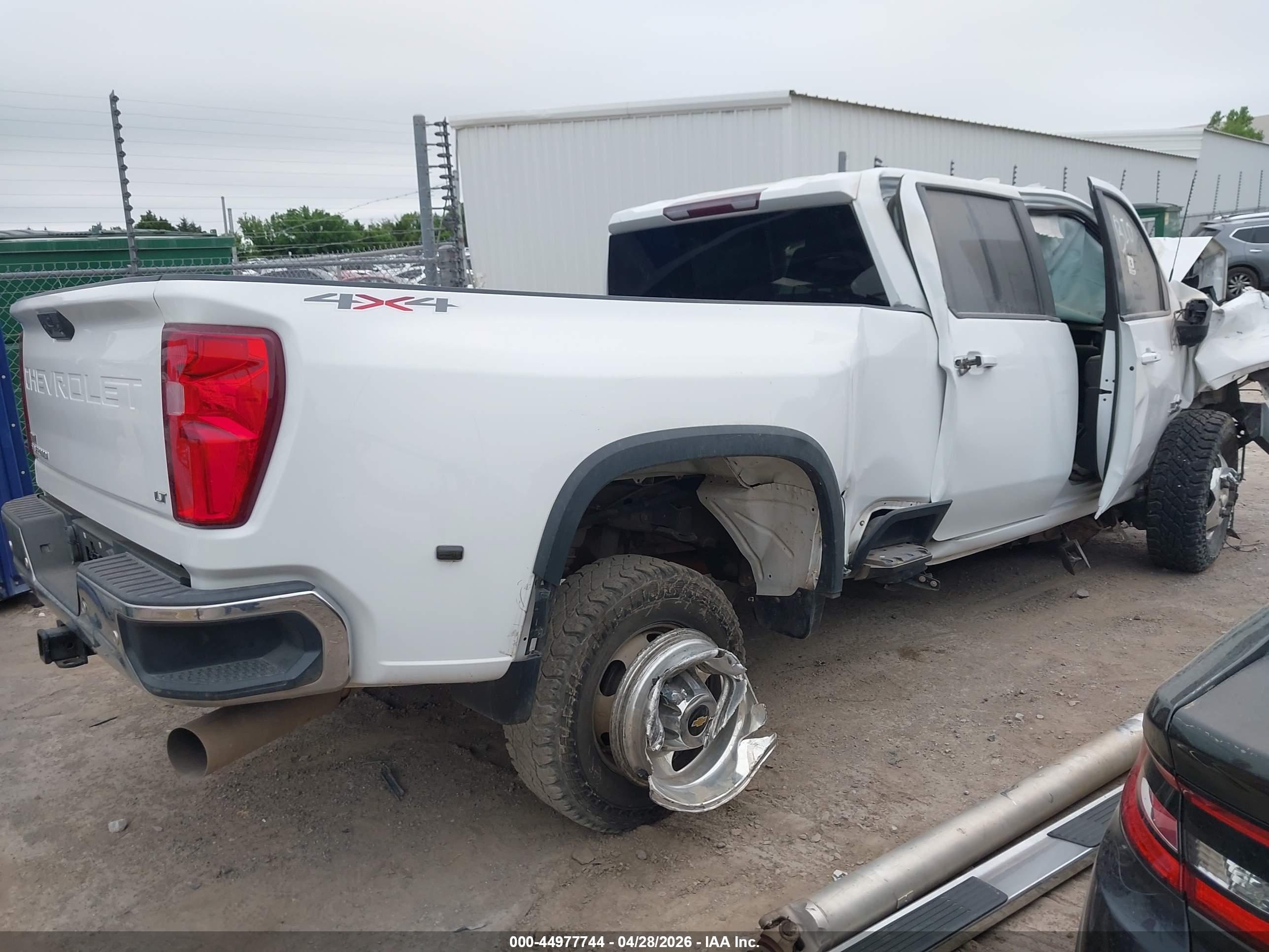 CHEVROLET SILVERADO image 4