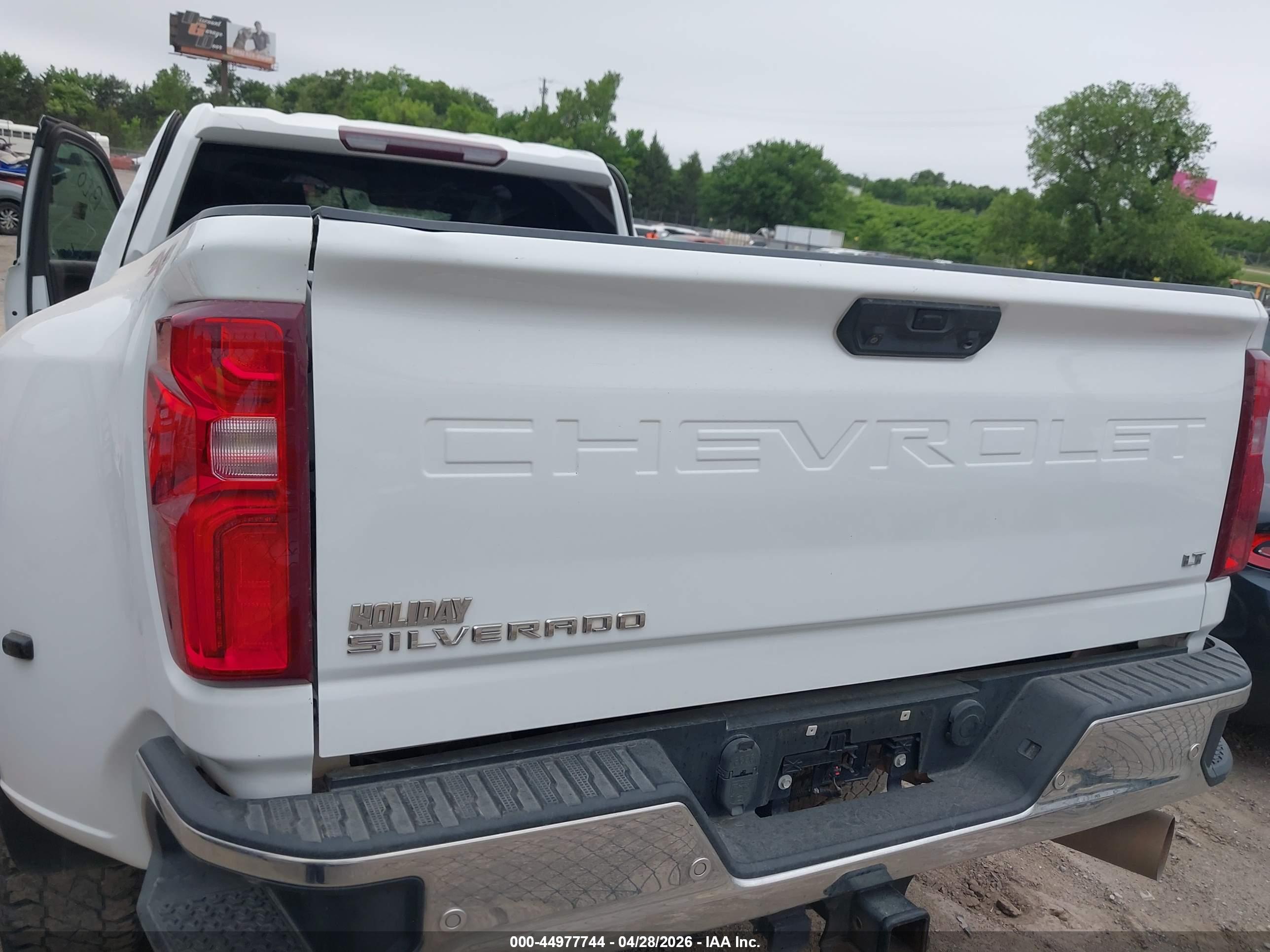 CHEVROLET SILVERADO image 8